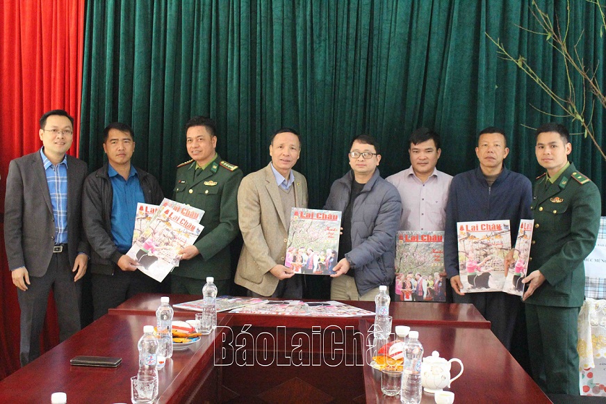 Trao ấn phẩm báo xuân cho cán bộ, Nhân dân xã Hua Bum