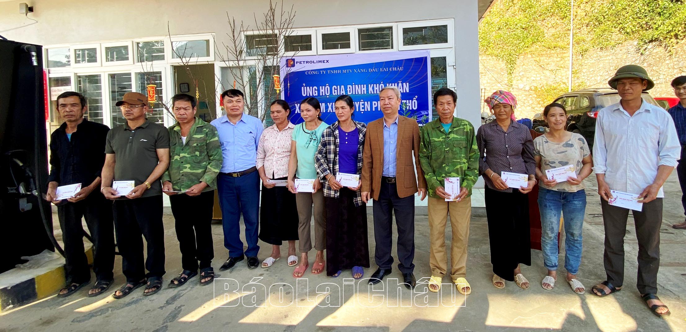 Lãnh đạo Công ty Xăng dầu Lai Châu và xã Nậm Xe trao quà cho các hộ nghèo, gia đình khó khăn trên địa bàn xã Nậm Xe.