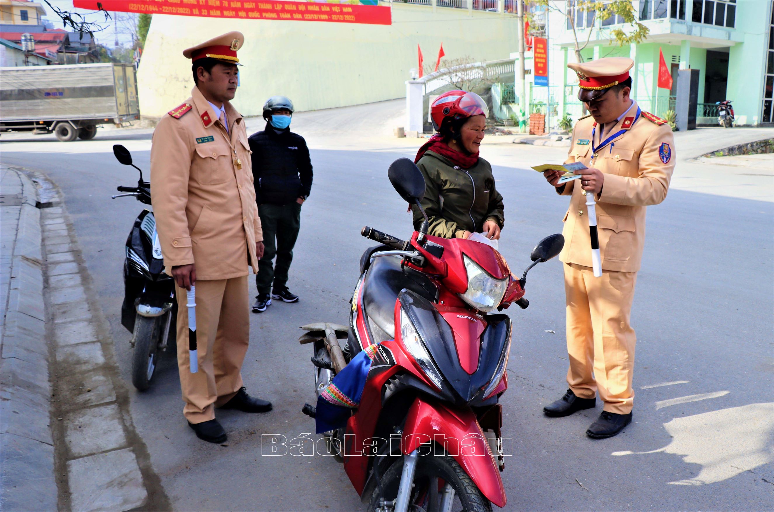 Đội Cảnh sát Giao thông - Trật tự (Công an huyện Sìn Hồ) kiểm tra giấy tờ người tham gia giao thông.