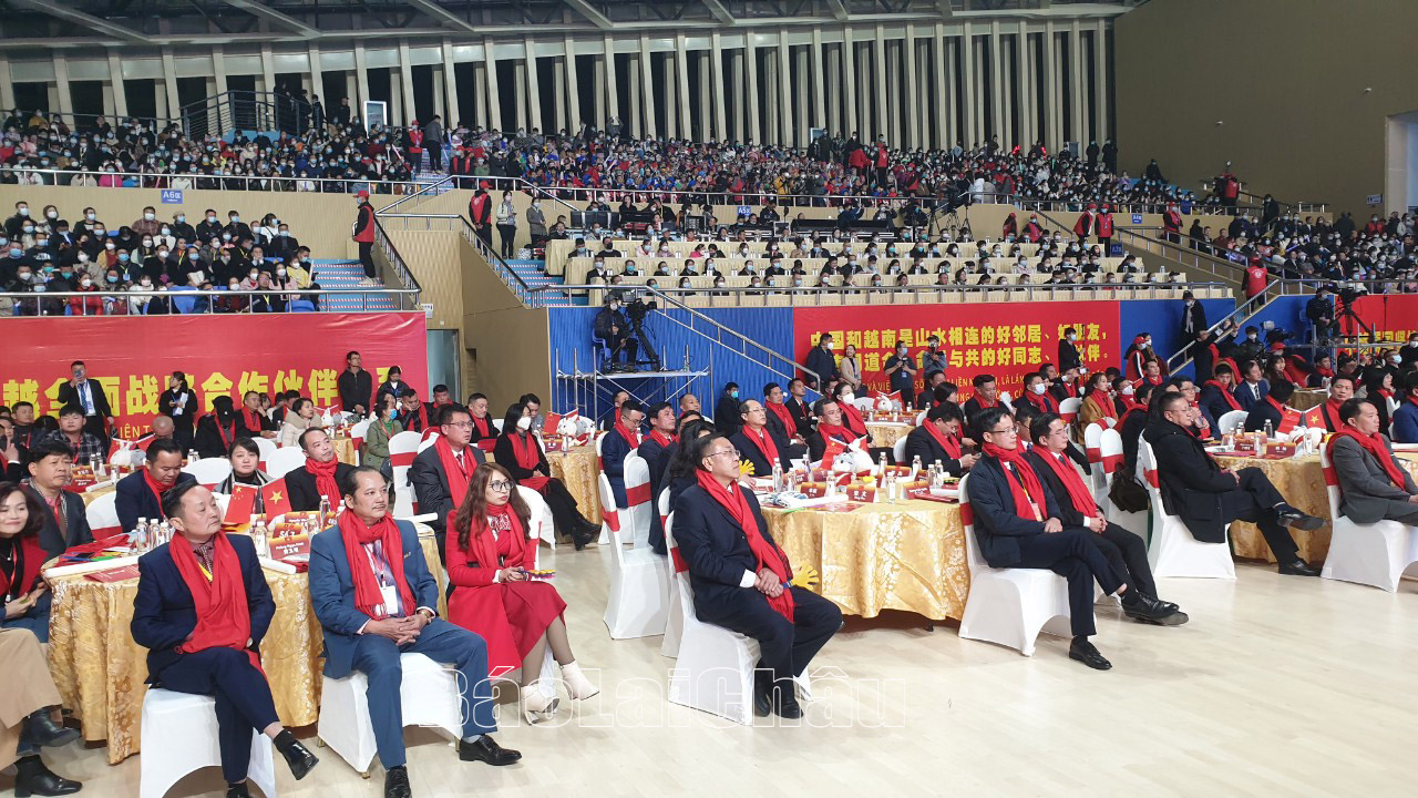 Đoàn đại biểu 2 tỉnh Lai Châu, Lào Cai tham dự chương trình liên hoan văn nghệ Nhân dân biên giới Việt Nam – Trung Quốc năm 2023.
