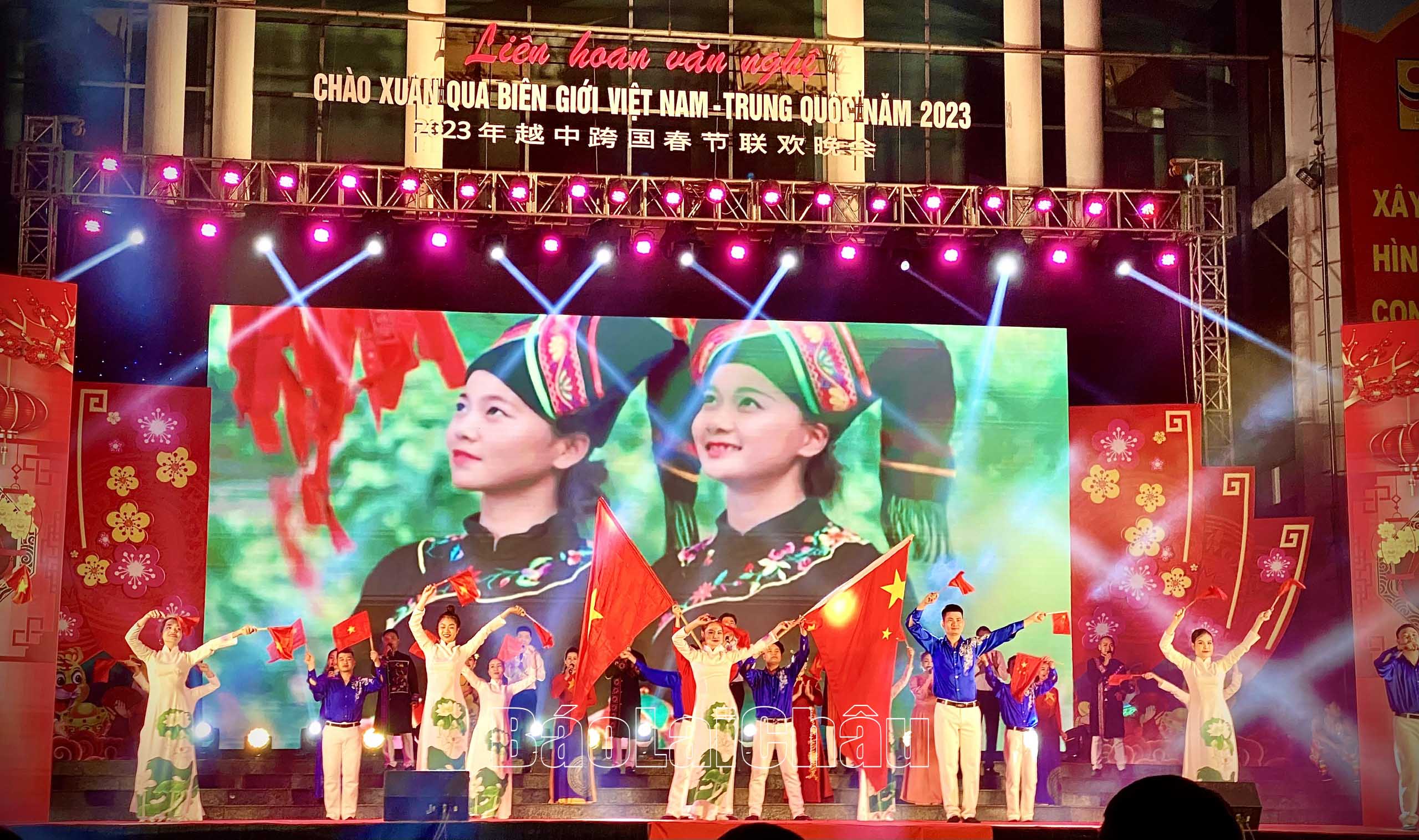 Tiết mục hát múa "Việt Nam - Trung Hoa" được giao lưu tại chương trình.