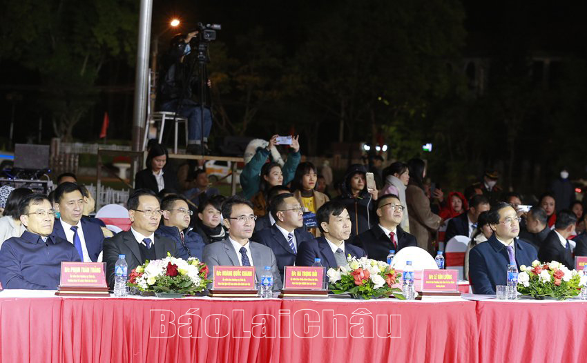 Các đồng chí lãnh đạo tỉnh Lai Châu tham dự chương trình liên hoan văn nghệ chào xuân qua biên giới và liên hoan Nhân dân biên giới Việt Nam – Trung Quốc năm 2023.