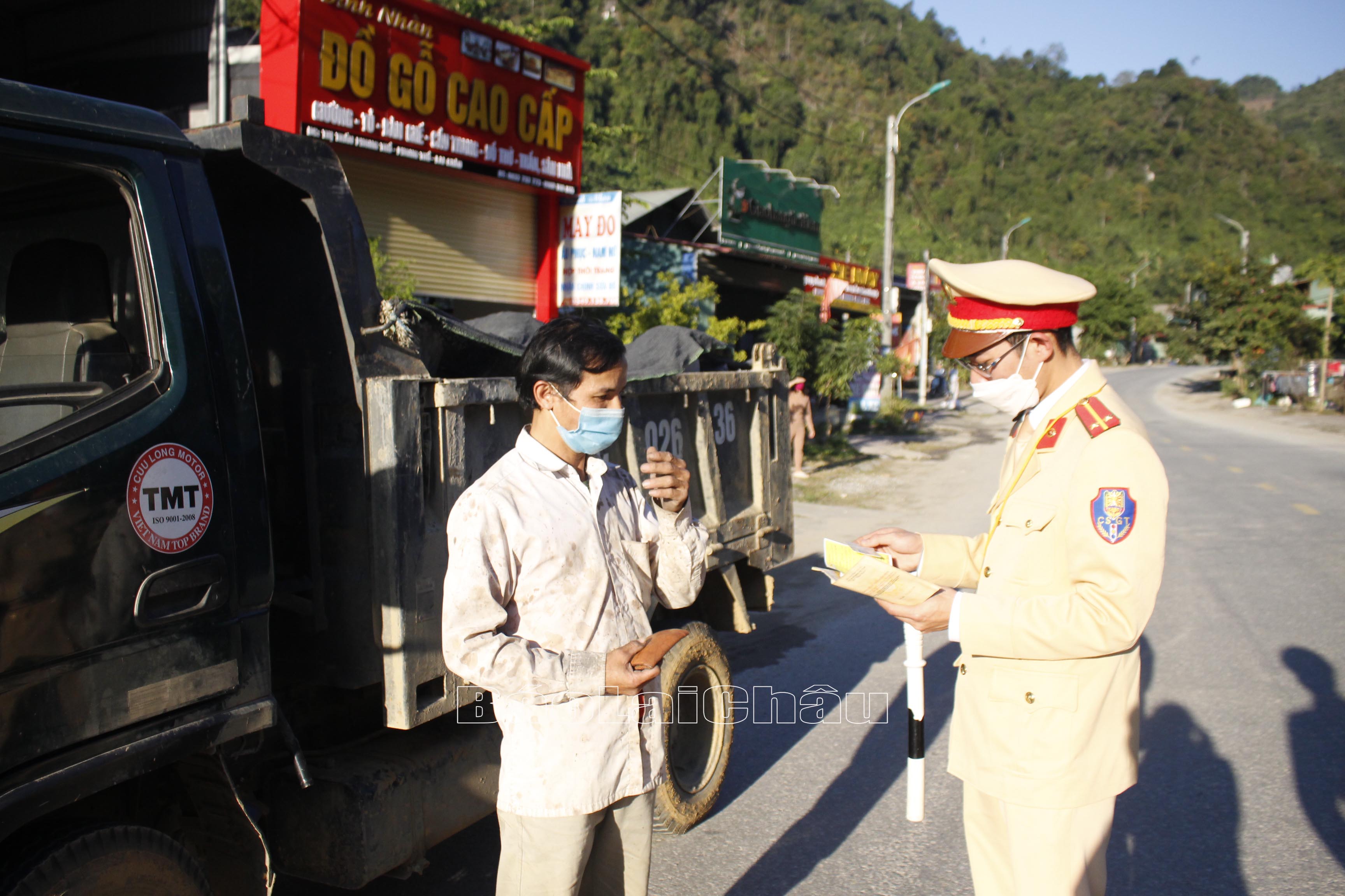 Lực lượng Cảnh sát giao thông Công an huyện Phong Thổ kiểm tra giấy tờ xe của các chủ phương tiện giao thông. 