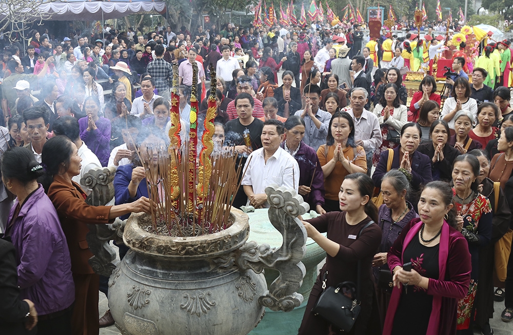 Hàng ngàn con dân đất Việt tìm về dâng hương tưởng nhớ công ơn Đức Quốc Mẫu trong lễ khai hội Đền Mẫu đầu xuân