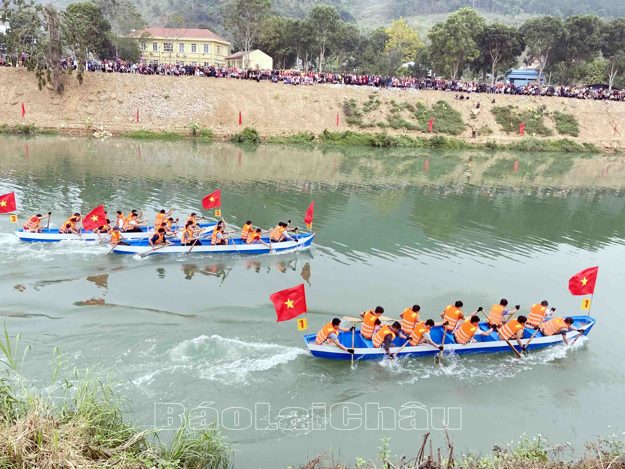 Lễ hội đua thuyền Pa So huyện Phong Thổ