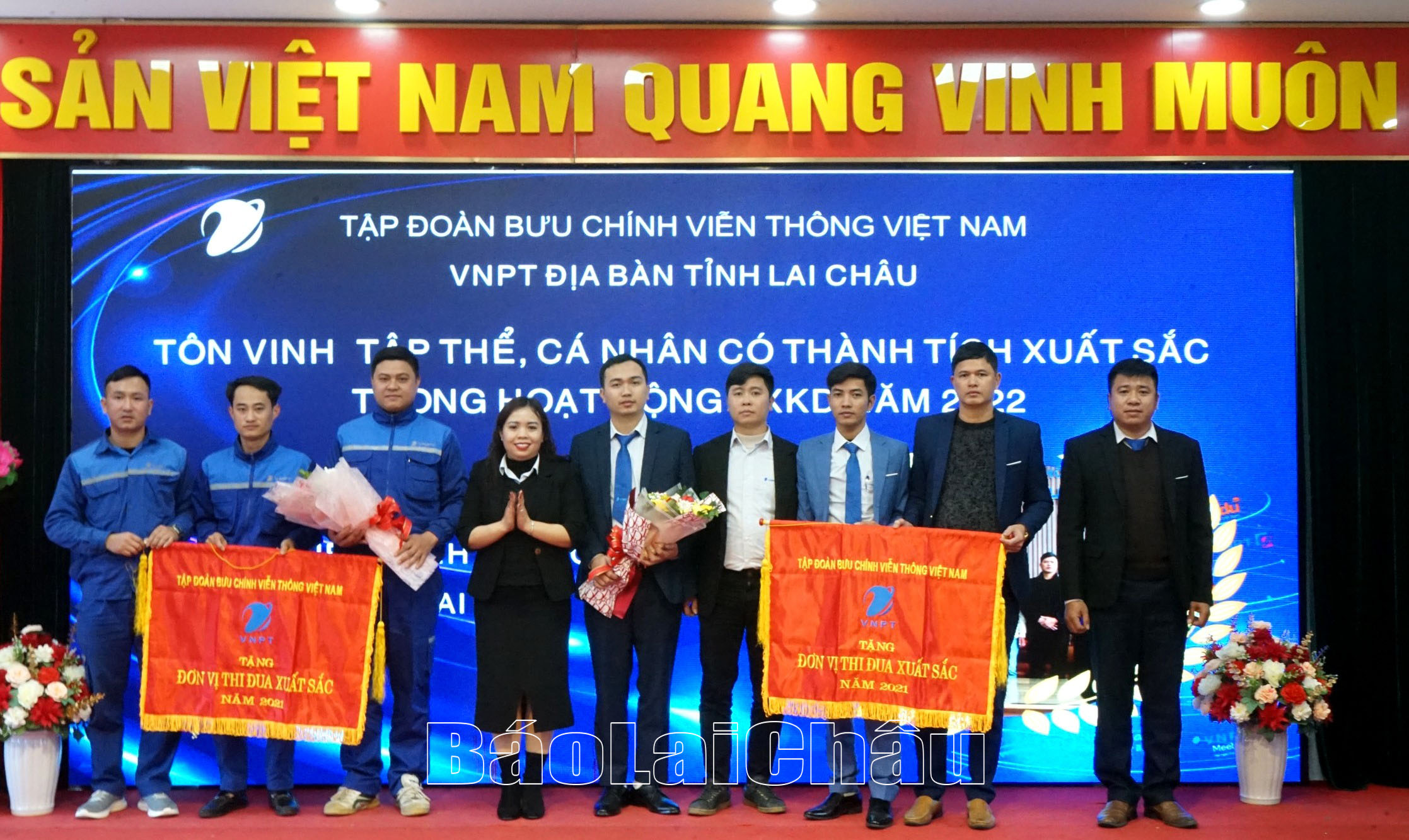 Đồng chí Pờ Thị Hiền - Trưởng đại diện, Giám đốc Viễn thông Lai Châu trao Cờ thi đua của Tập đoàn Bưu chính viễn thông Việt Nam cho các đơn vị đạt danh hiệu thi đua xuất sắc năm 2021.