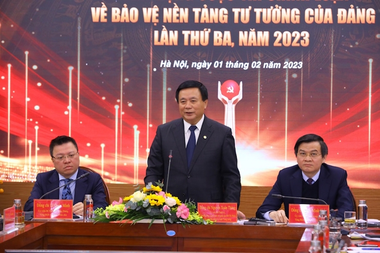 Đồng chí Nguyễn Xuân Thắng phát biểu tại buổi họp báo phát động Cuộc thi chính luận về bảo vệ nền tảng tư tưởng của Đảng lần thứ Ba
