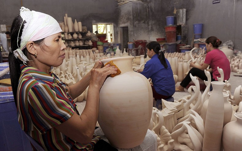 Sản xuất gốm sứ tại làng gốm Bát Tràng, huyện Gia Lâm. (Ảnh DUY ÐĂNG)