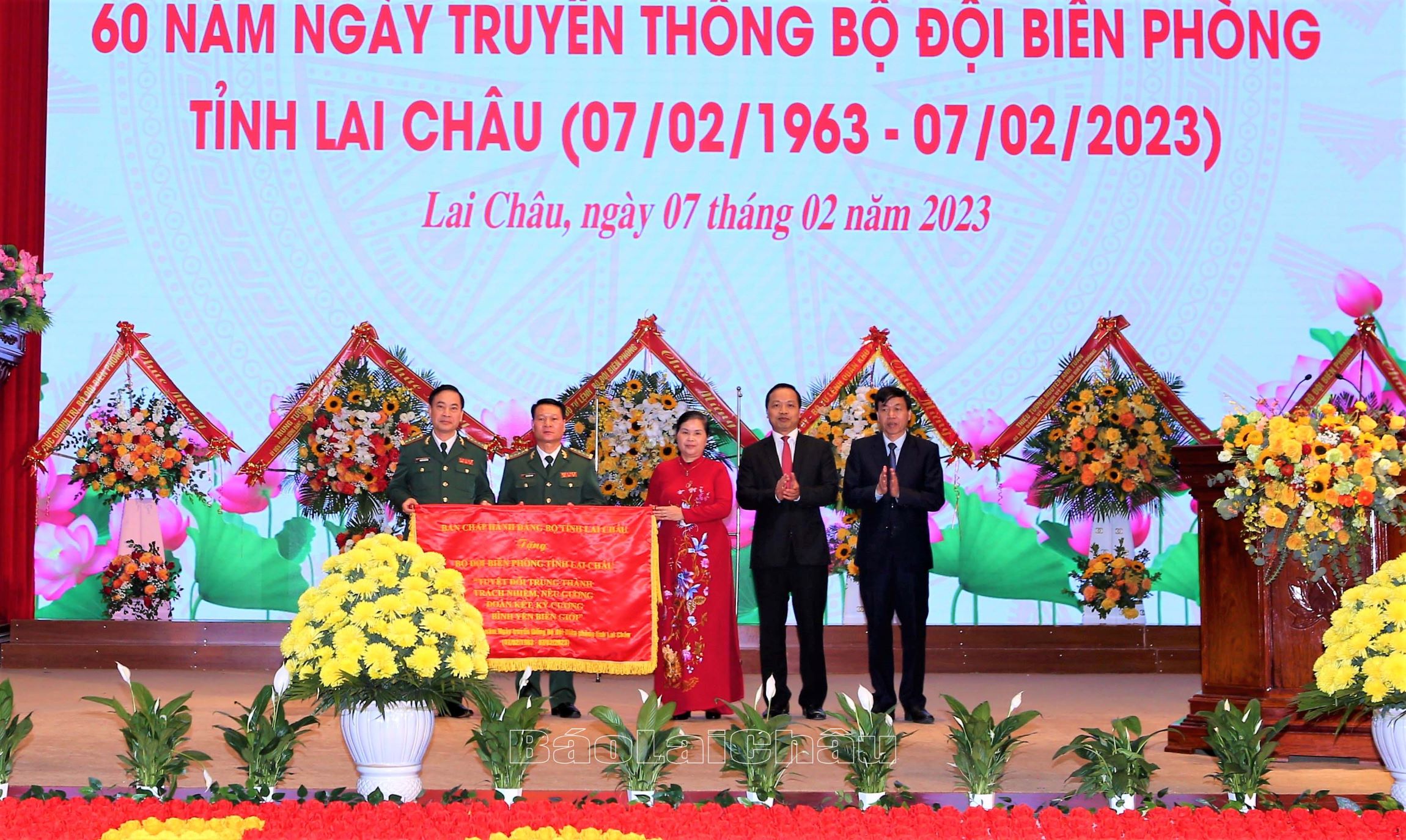 Ban Chấp hành Đảng bộ tỉnh tặng BĐBP tỉnh Bức trướng
