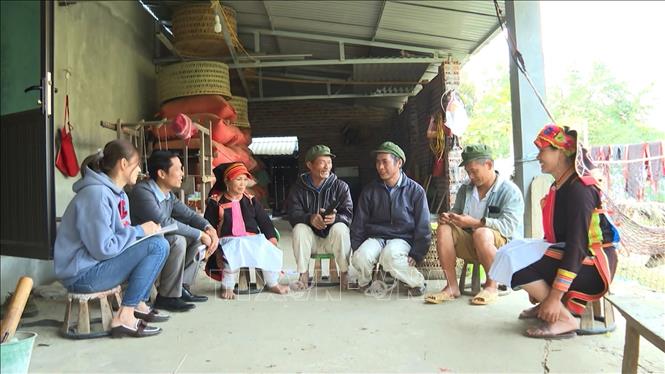 Các thầy, cô giáo trên địa bàn tỉnh Lai Châu tuyên truyền phụ huynh học sinh cho con ra lớp sau kỳ nghỉ Tết. 