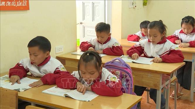 Học sinh Trường THCS xã Phúc Than, huyện Than Uyên chuẩn bị bài vở lên lớp. 