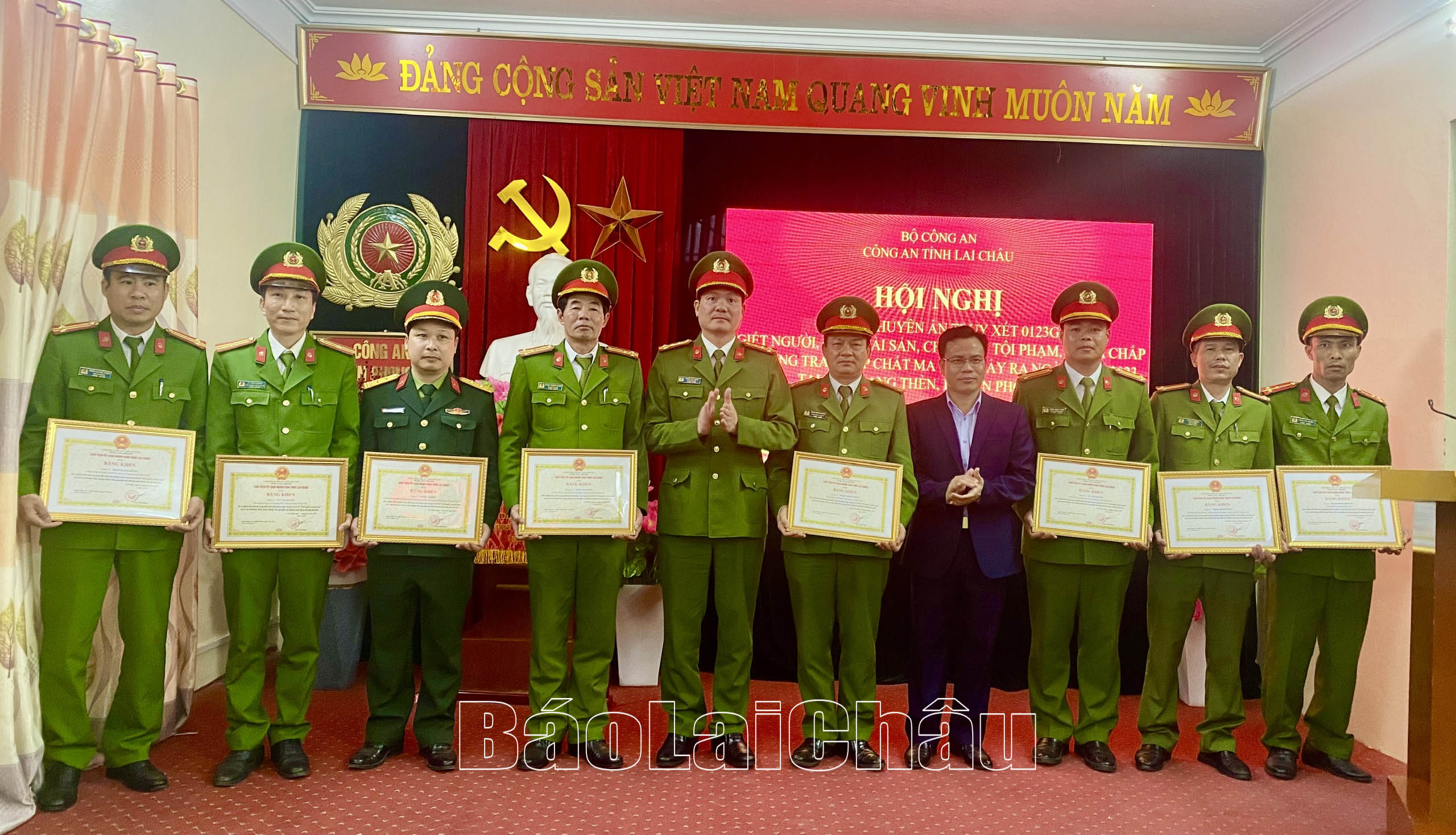 Thừa ủy quyền của Chủ tịch UBND tỉnh, lãnh đạo Ban Giám đốc Công an tỉnh, UBND huyện Phong Thổ trao Bằng khen cho các cá nhân.