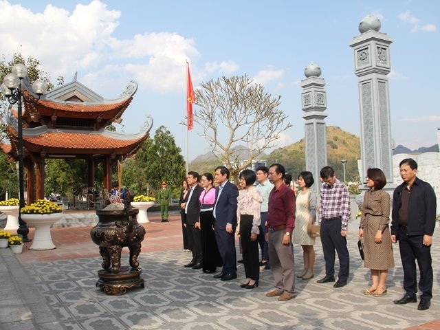  Phó Trưởng Ban Tuyên giáo Trung ương Phan Xuân Thủy cùng các đại biểu dâng hương tại Đền thờ Bác Hồ. 