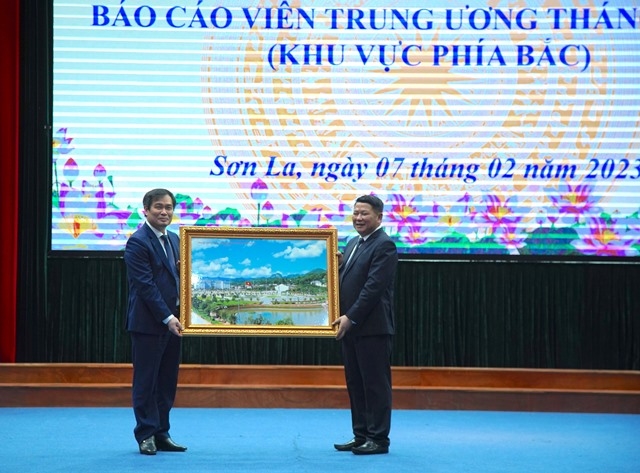 Đồng chí Lò Minh Hùng, Phó Bí thư Thường trực Tỉnh ủy Sơn La thay mặt lãnh đạo tỉnh Sơn La tặng quà lưu niệm cho Ban Tuyên giáo Trung ương. 