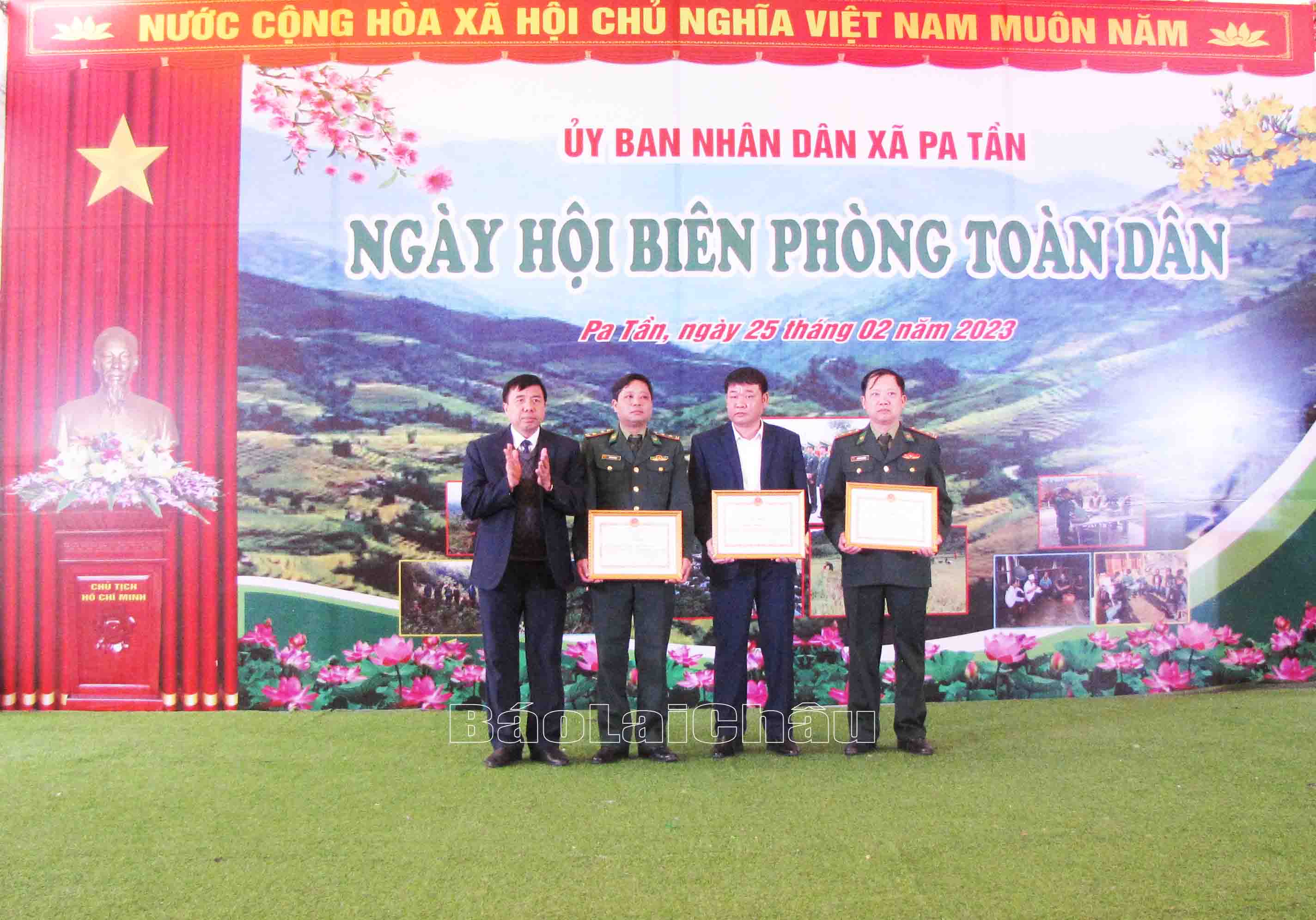 Lãnh đạo huyện Sìn Hồ tặng giấy khen cho các tập thể ó thành tích xuất sắc trong tham gia bảo vệ chủ quyền lãnh thổ, an ninh biên giới năm 2022.