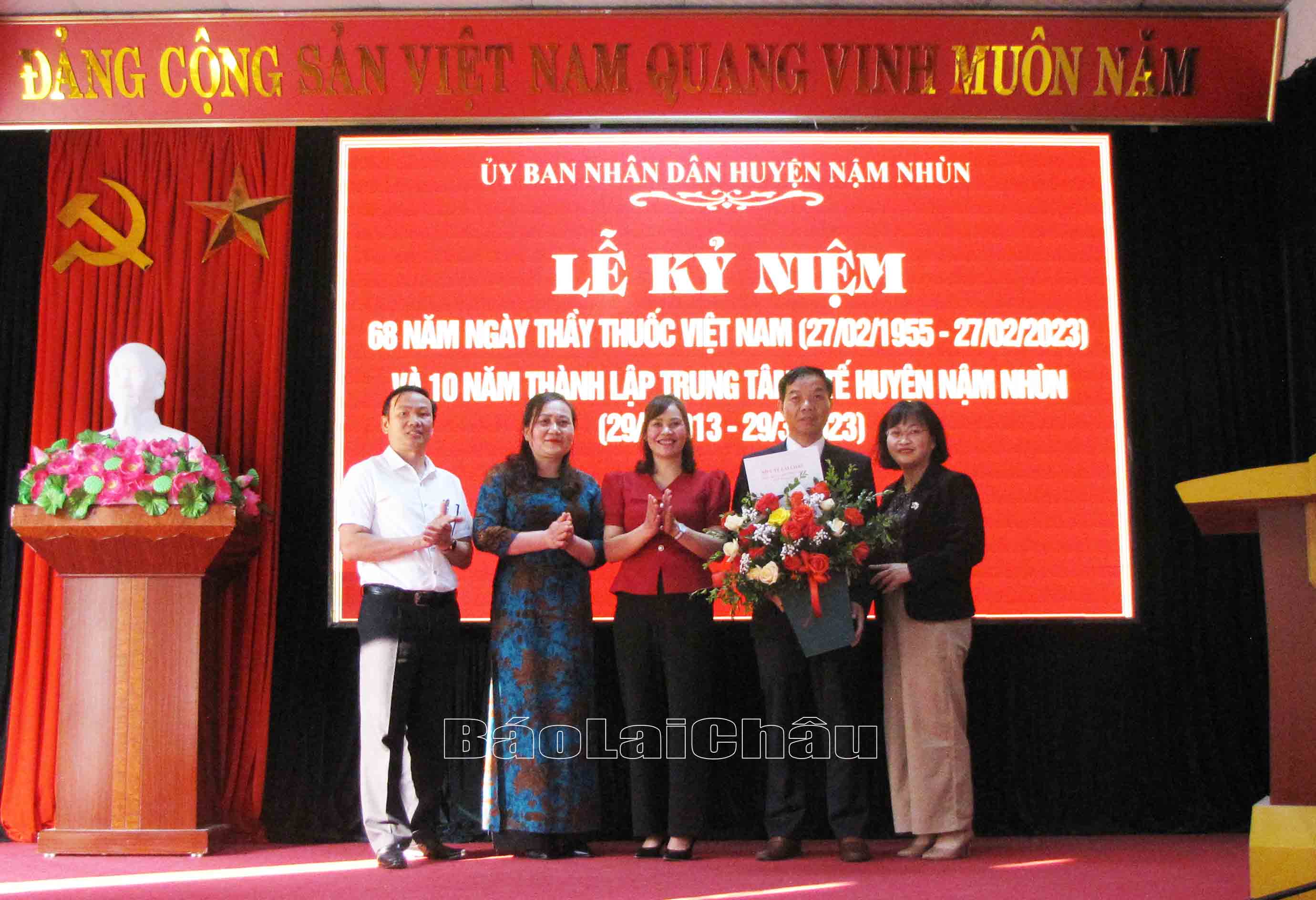 Lãnh đạo Sở Y tế tặng hoa chúc mừng Trung tâm Y tế huyện Nậm Nhùn.