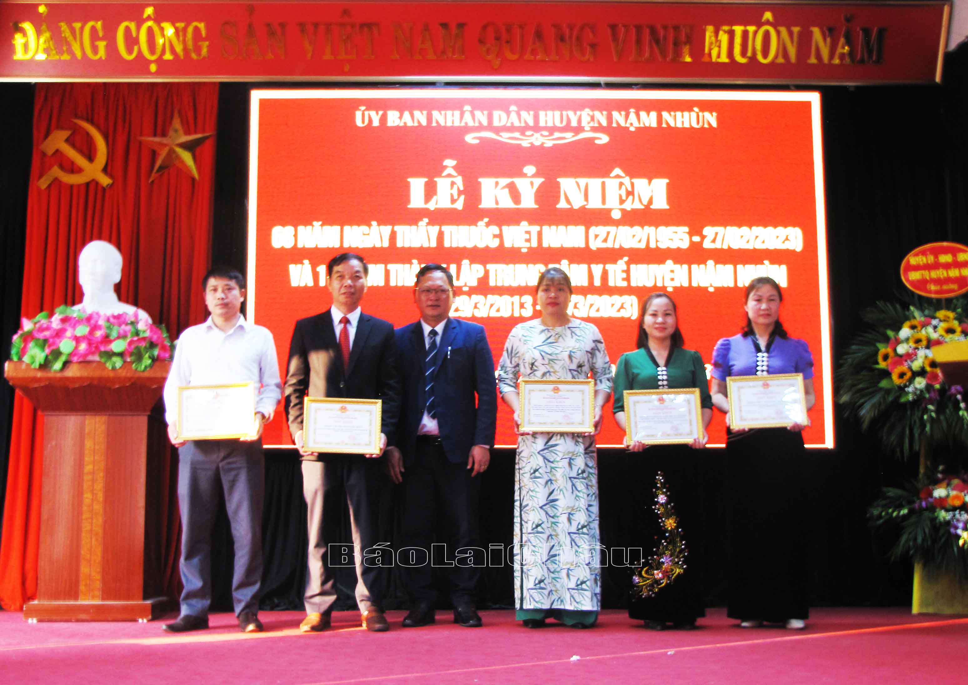 Lãnh đạo huyện Nậm Nhùn tặng giấy khen cho các tập thể có thành xuất sắc nhân dịp kỷ niệm 68 năm Ngày thầy thuốc Việt Nam và 10 năm thành lập Trung tâm Y tế huyện Nậm Nhùn.