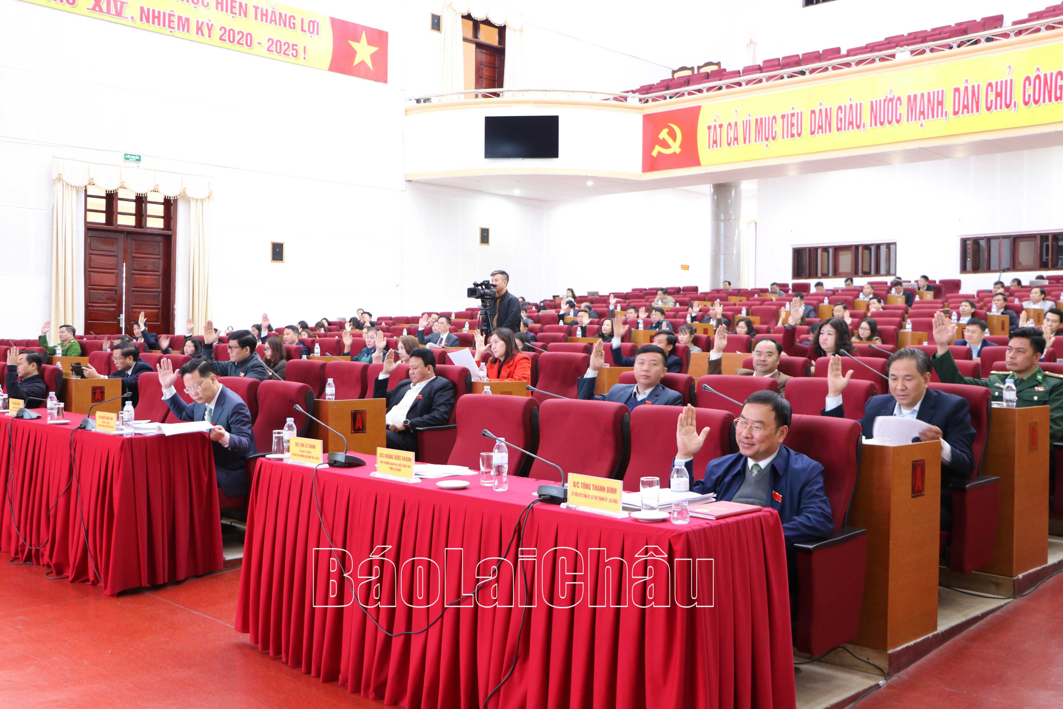 Các đại biểu biểu quyết thông qua nghị quyết kỳ tại kỳ họp.