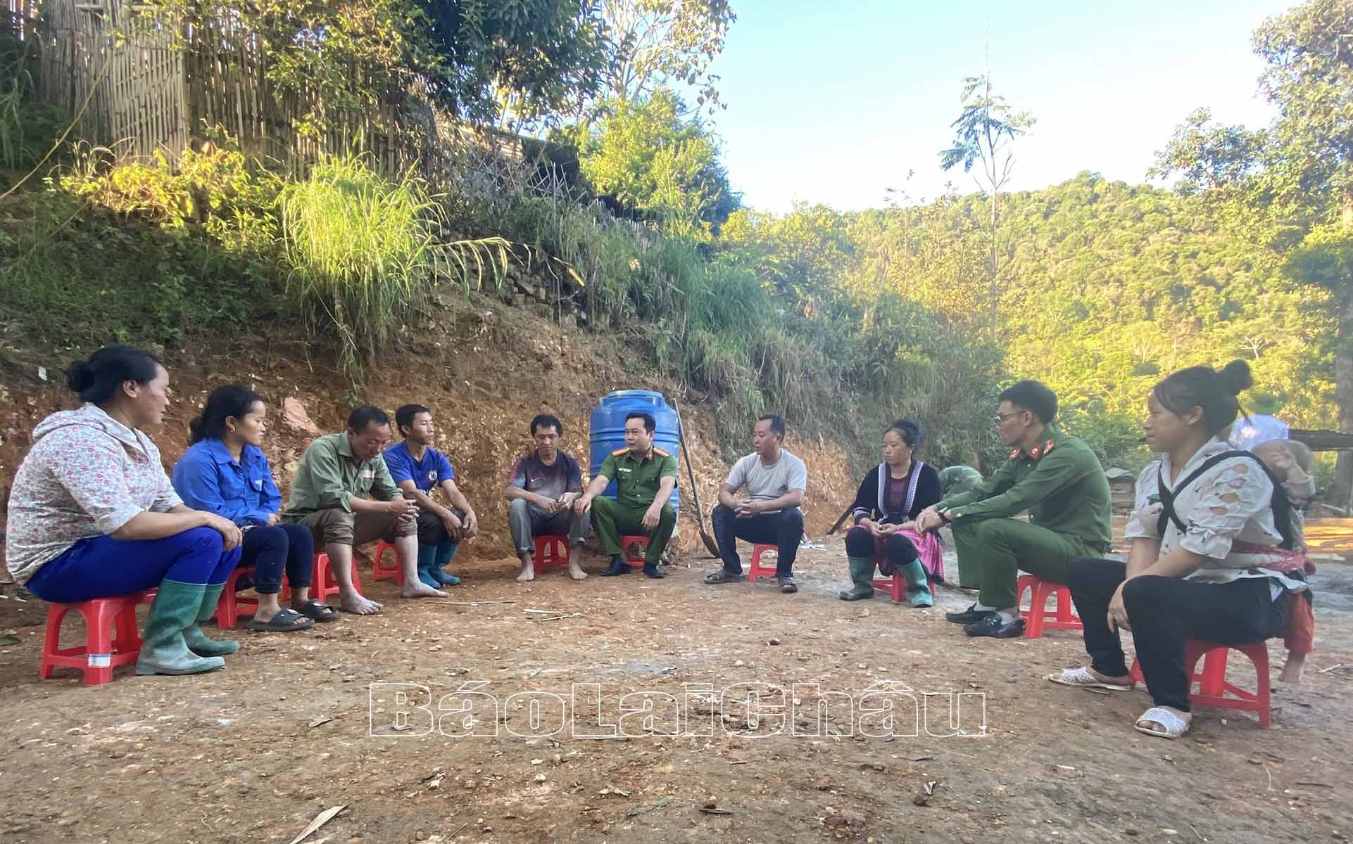 Công an xã Mù Sang, huyện Phong Thổ tuyên truyền, vận động Nhân dân giữ gìn an ninh trật tự trên địa bàn. 