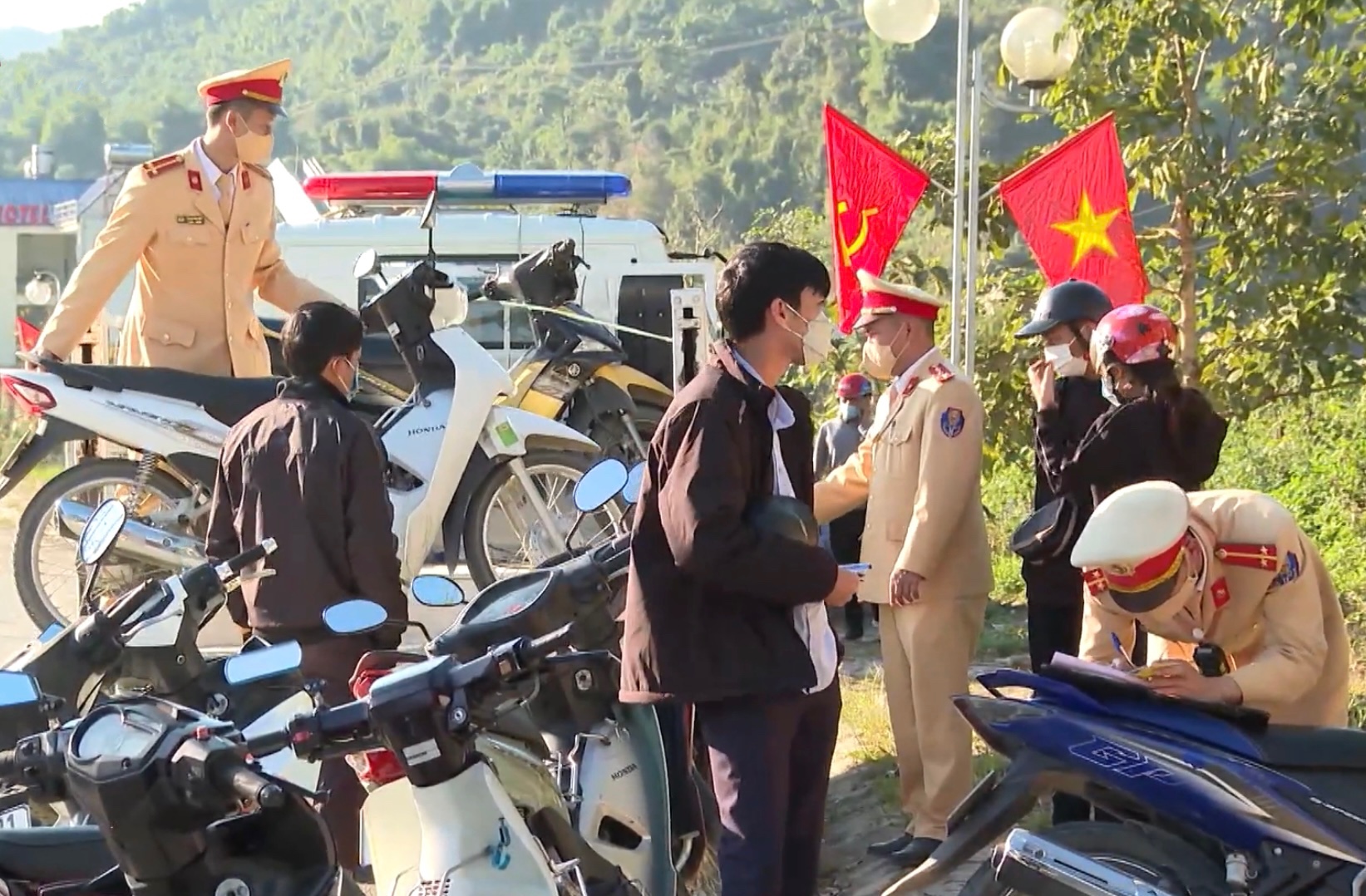 Lực lượng cảnh sát giao thông - Công an huyện Mường Tè ra quân đảm bảo bình yên trên các cung đường.