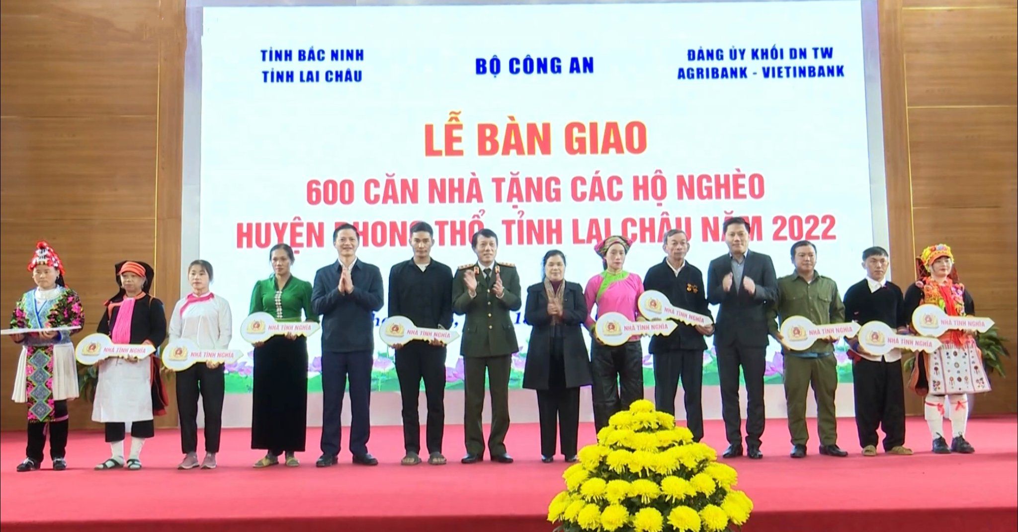Đại diện lãnh đạo tỉnh Lai Châu, Bắc Ninh, Công an tỉnh trao tặng nhà cho các hộ nghèo huyện Phong Thổ.