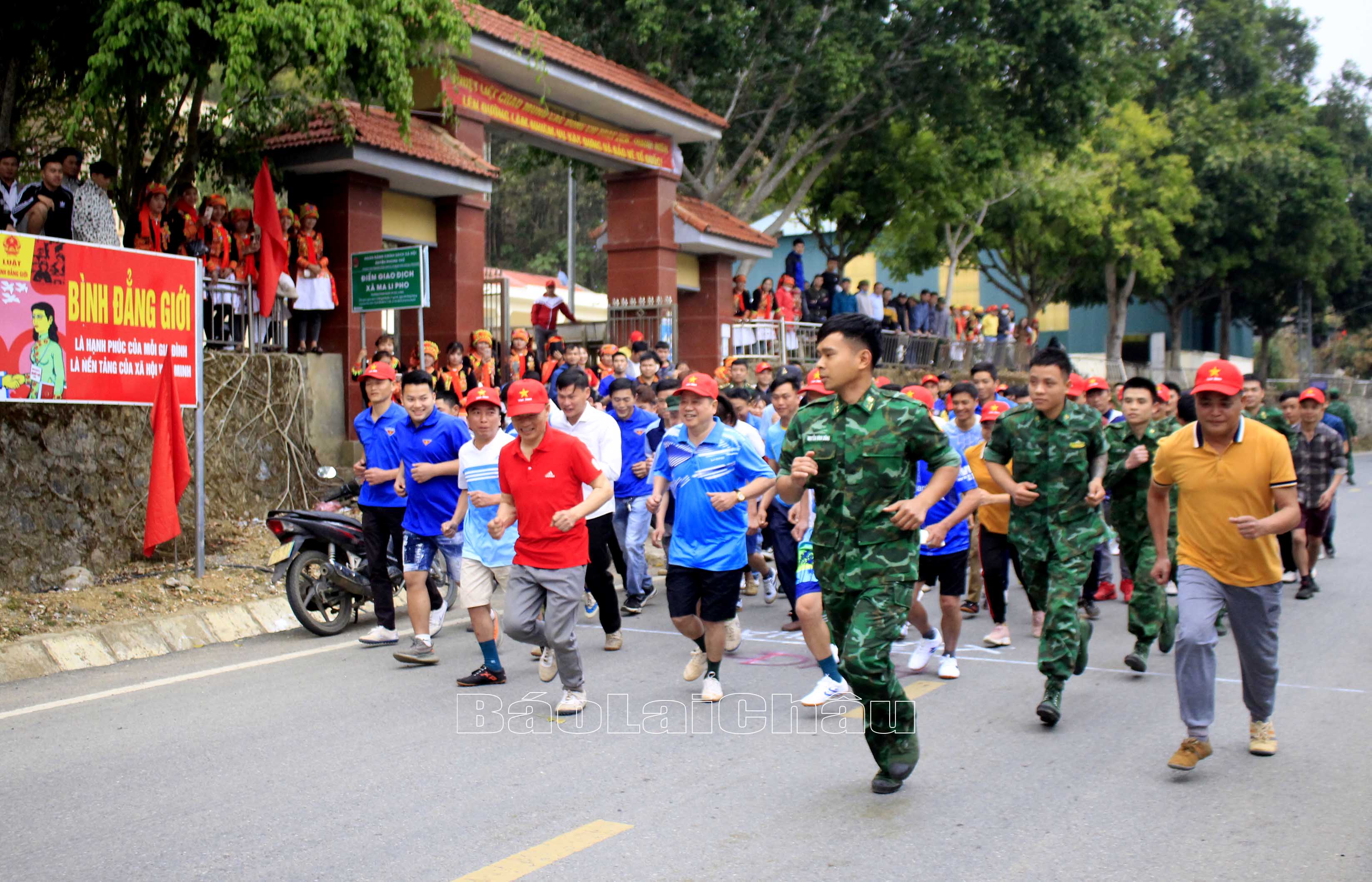Cán bộ, công chức xã Ma Li Pho và chiến sĩ Đồn Biên phòng Cửa khẩu Ma Lù Thàng chạy việt dã hưởng ứng ngày chạy olimpic vì sức khoẻ toàn dân. 