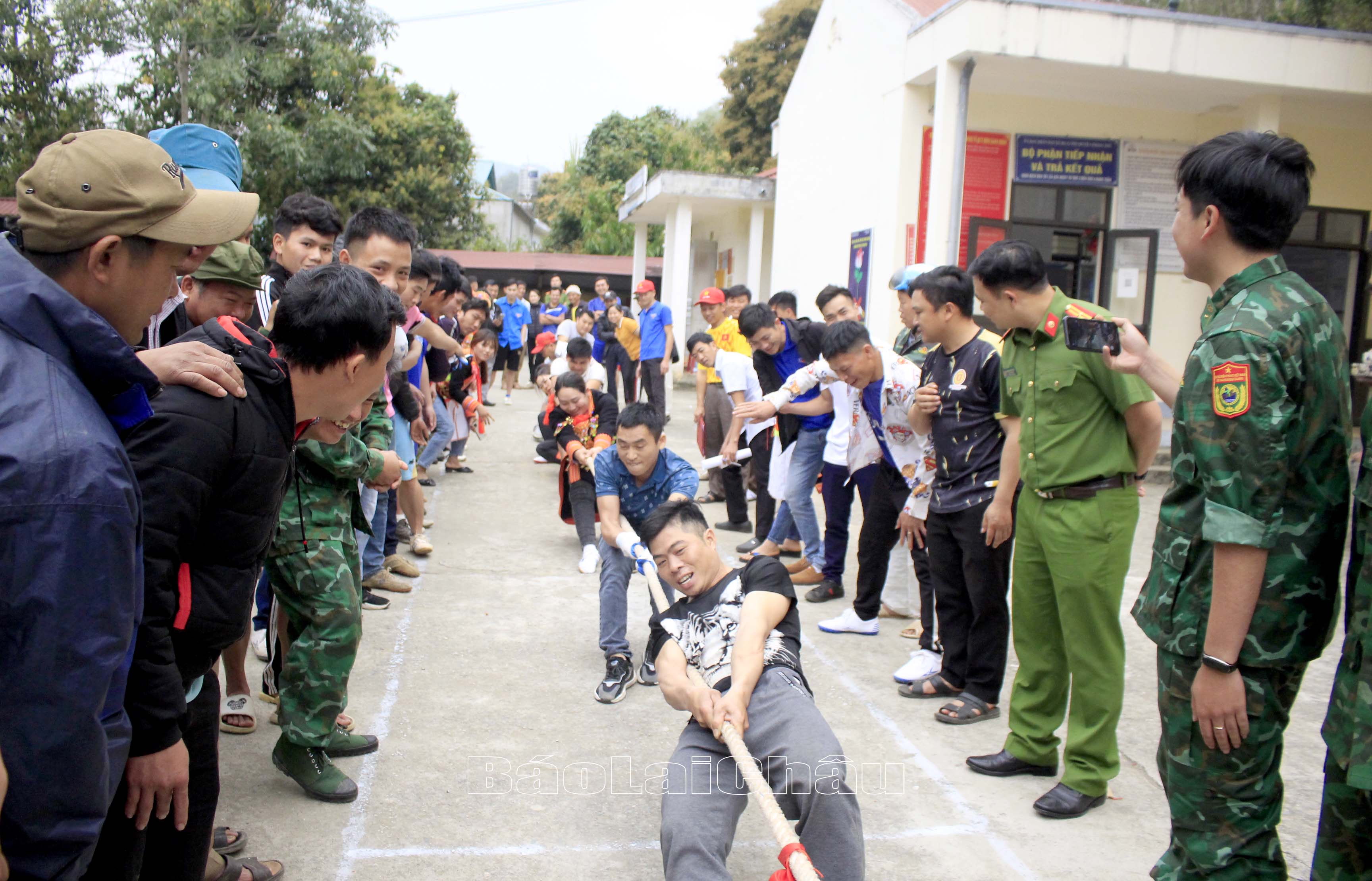 Nhân dân các bản xã Ma Li Pho tham gia thi đấu kéo co. 
