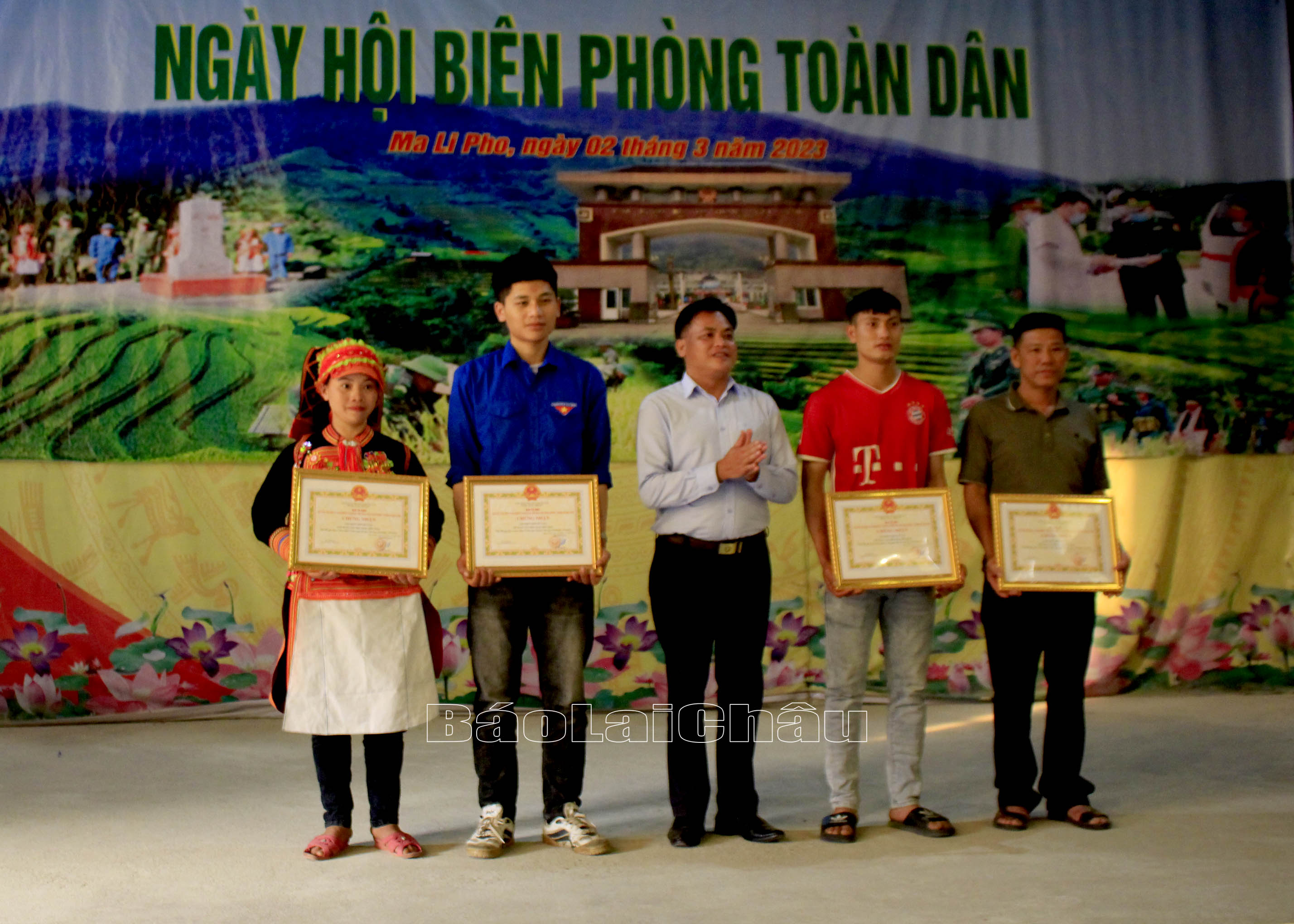 Lãnh đạo UBND xã Ma Li Pho tặng Giấy chứng nhận cho các cá nhân đạt giải nhất môn đẩy gậy. 