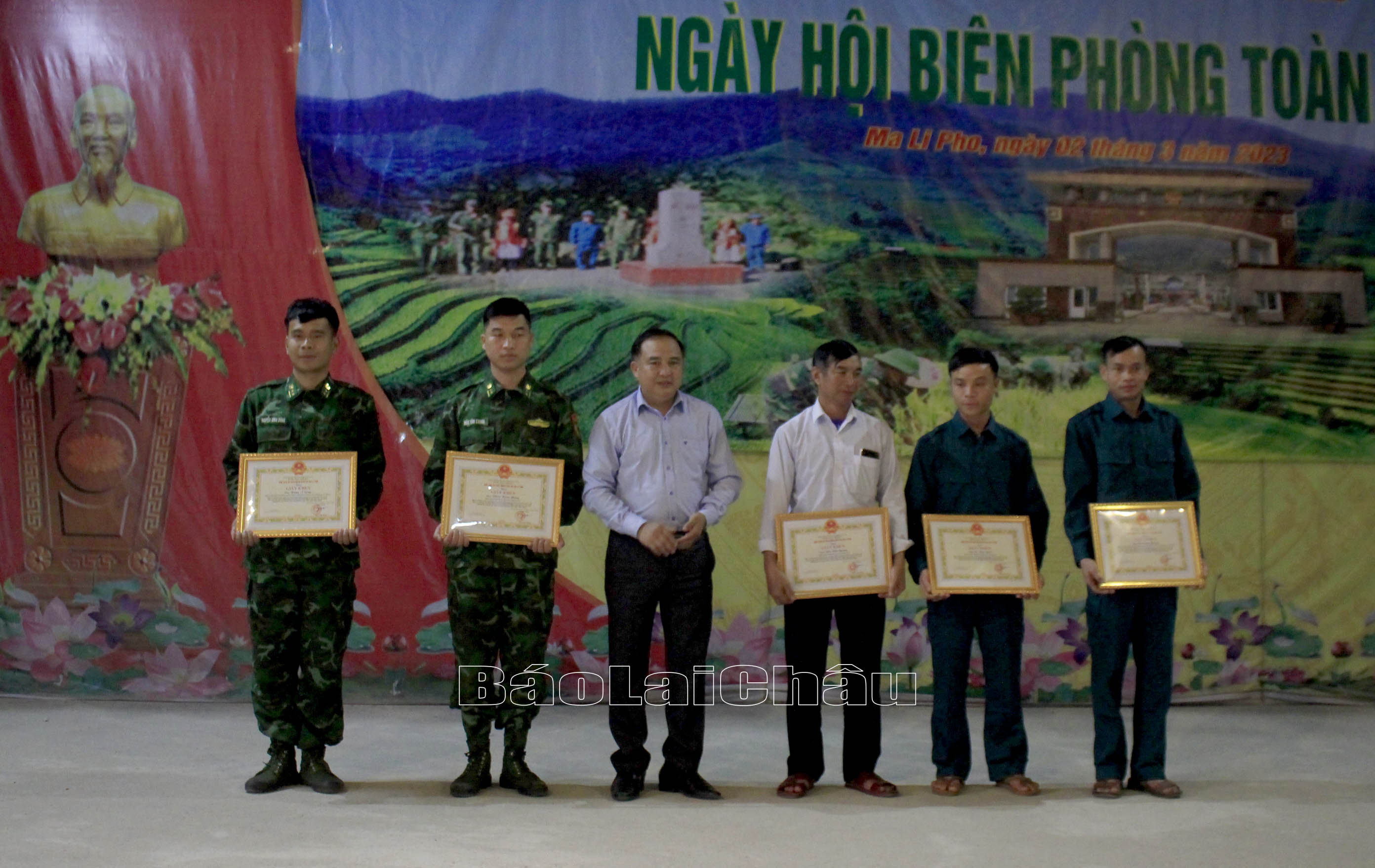 Lãnh đạo UBND xã Ma Li Pho tặng Giấy khen cho các cá nhân có thành tích xuất sắc.  