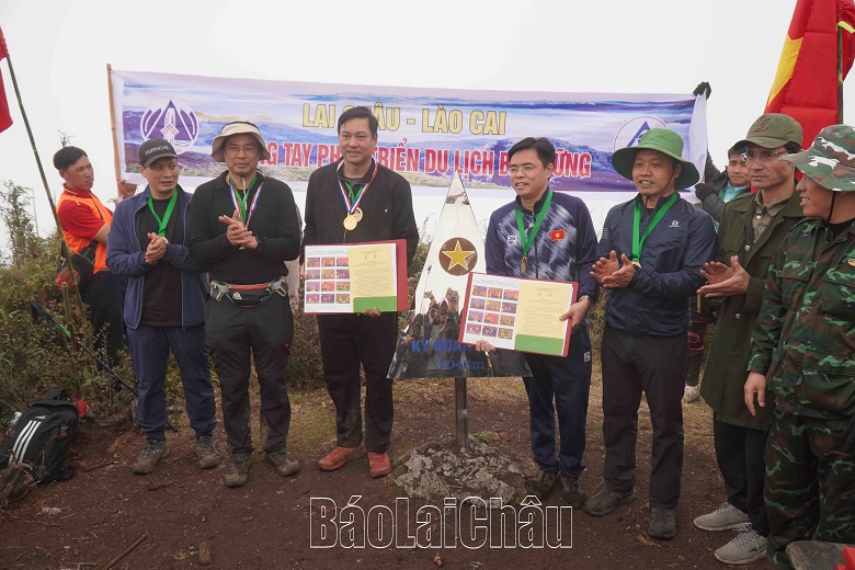 Lãnh đạo Sở Du lịch tỉnh Lai Châu và Sở Du lịch tỉnh Lào Cai thống nhất ký Biên bản ghi nhớ hợp tác phát triển  du lịch.