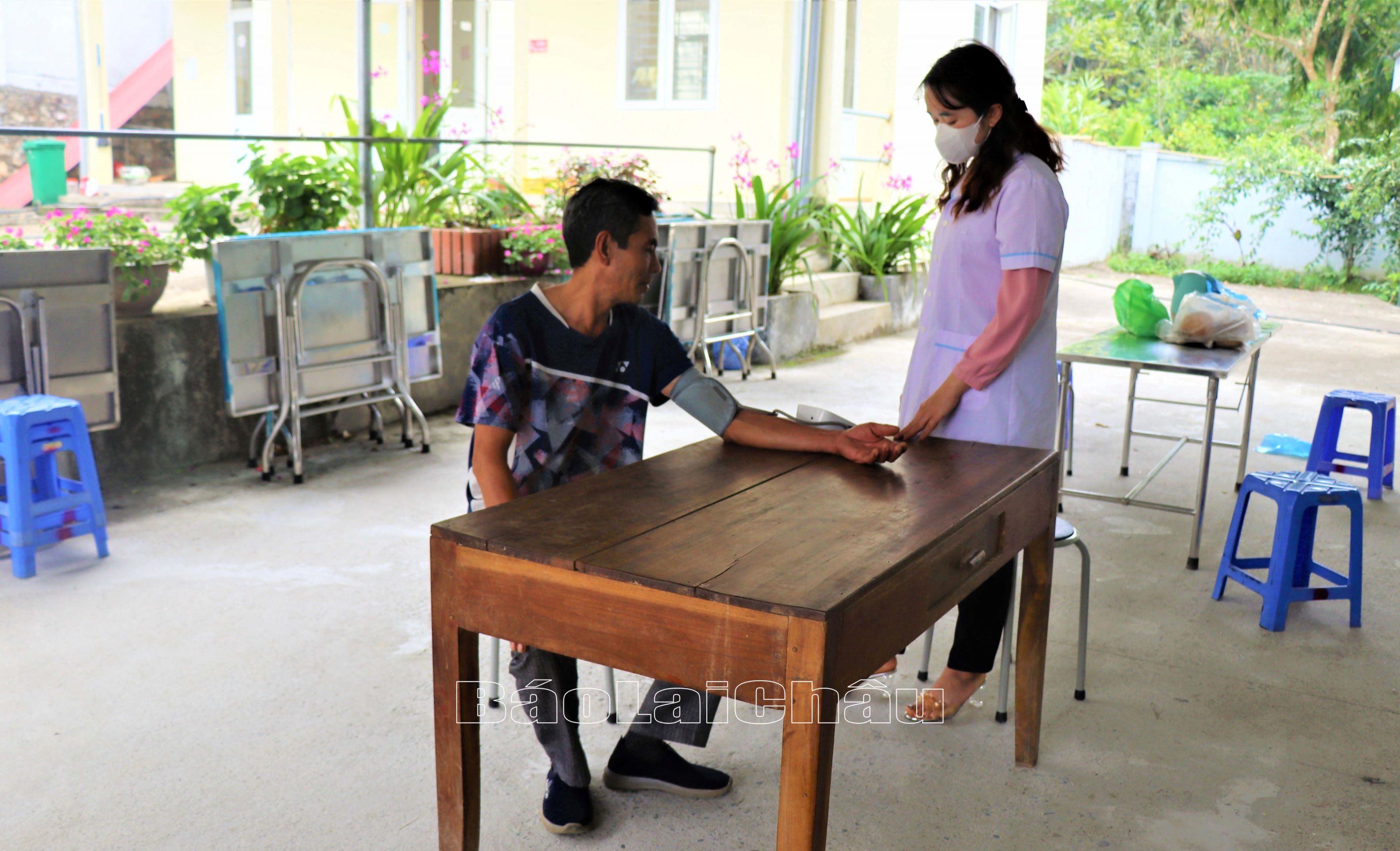 Y sĩ Trạm Y tế xã Pa Tần (huyện Sìn Hồ) khám bệnh cho người dân.