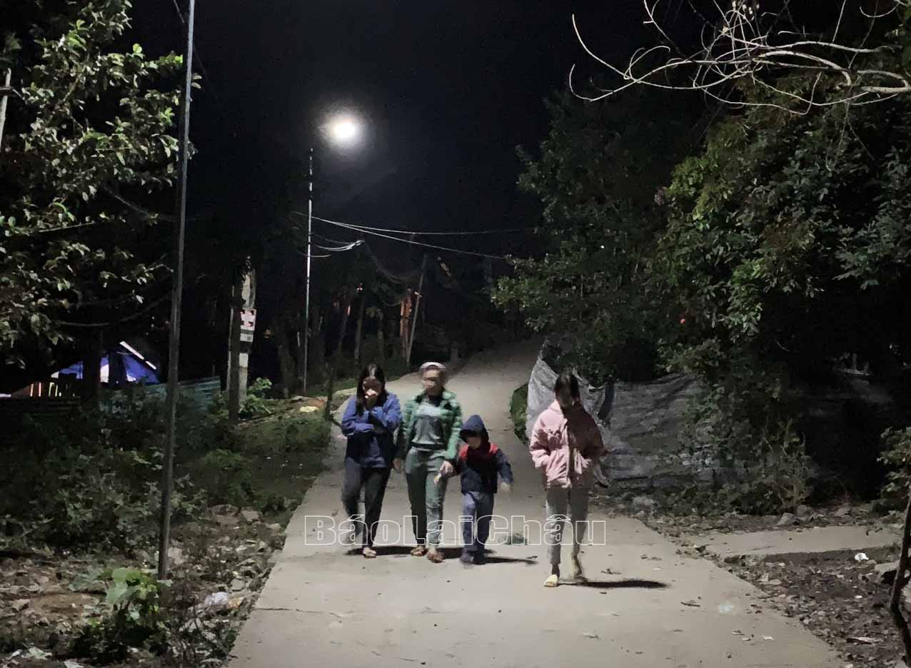 Có điện sáng đường nông thôn giúp người dân bản Nậm Ô, xã Nậm Ban (huyện Nậm Nhùn) đi lại thuận lợi vào buổi tối.