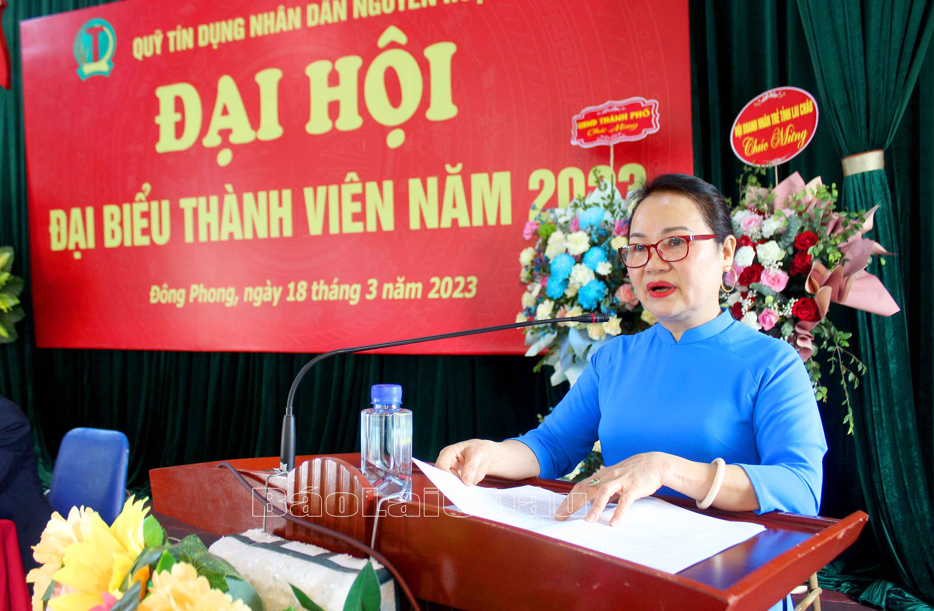 Đồng chí Nguyễn Thị Minh Huệ - Chủ tịch Hội đồng Quản trị Quỹ Tín dụng Nhân dân Nguyễn Huệ phát biểu tại Đại hội. 