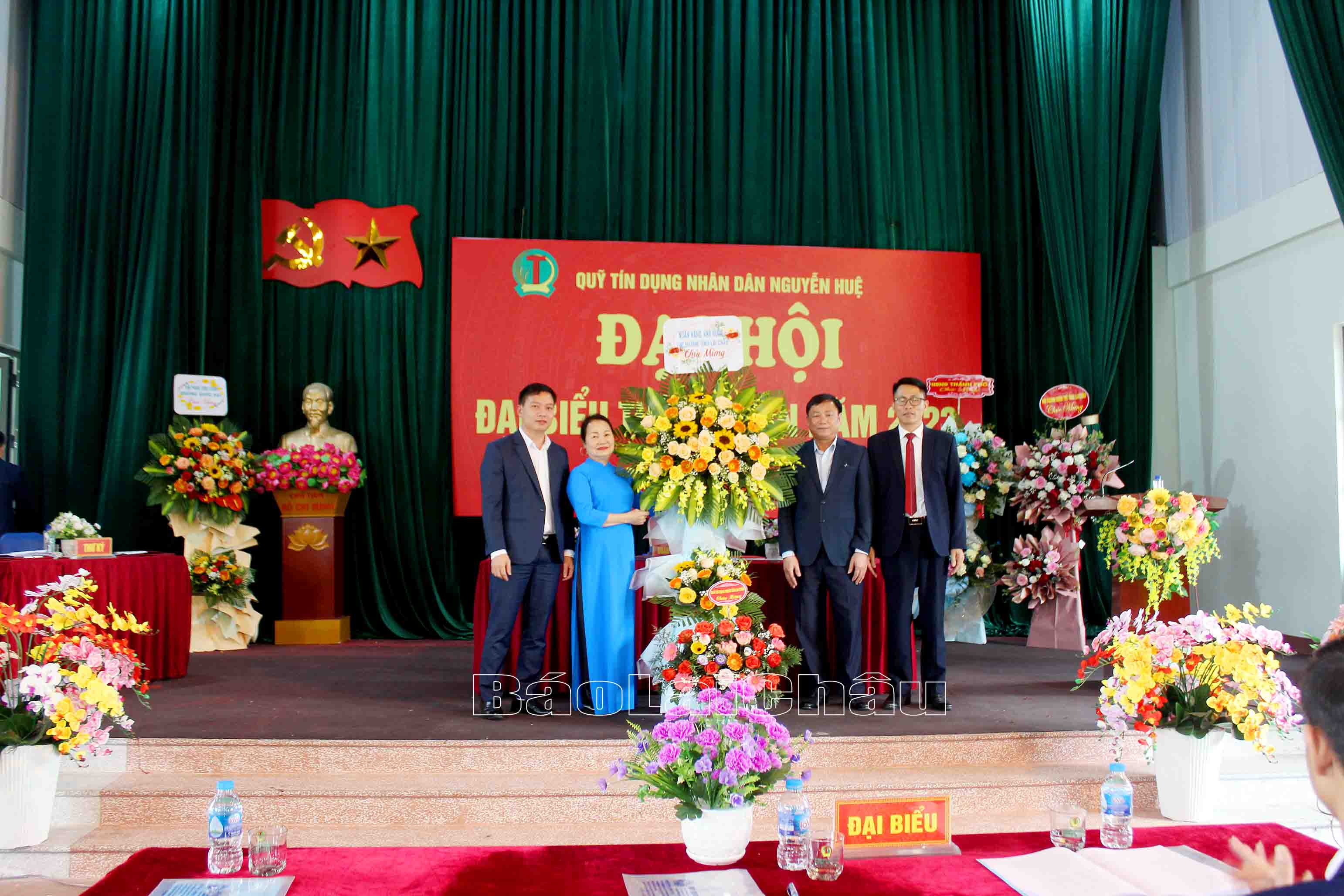 Đại diện Ngân hàng Nhà nước Việt Nam Chi nhánh tỉnh Lai Châu tặng hoa chúc mừng Quỹ Tín dụng Nhân dân Nguyễn Huệ.
