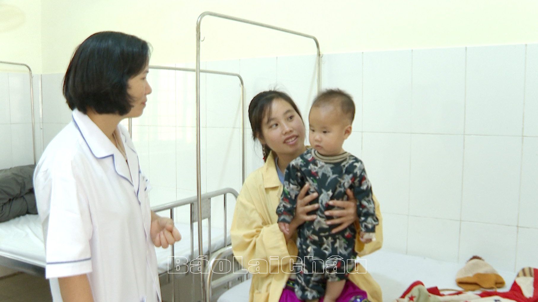Cán bộ Trung tâm Y tế huyện Tân Uyên tư vấn cách bổ sung dinh dưỡng cho phụ nữ nuôi con nhỏ.