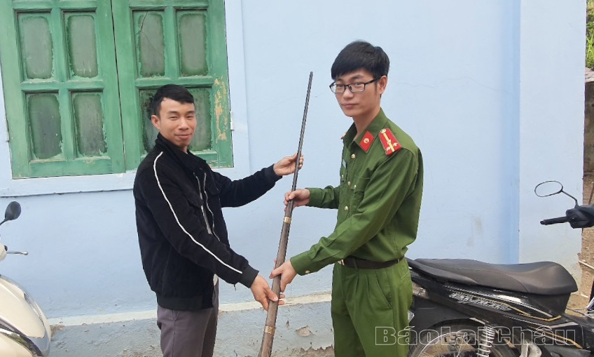 Lực lượng Công an xã Mường Kim tiếp nhận súng tự chế người dân giao nộp.