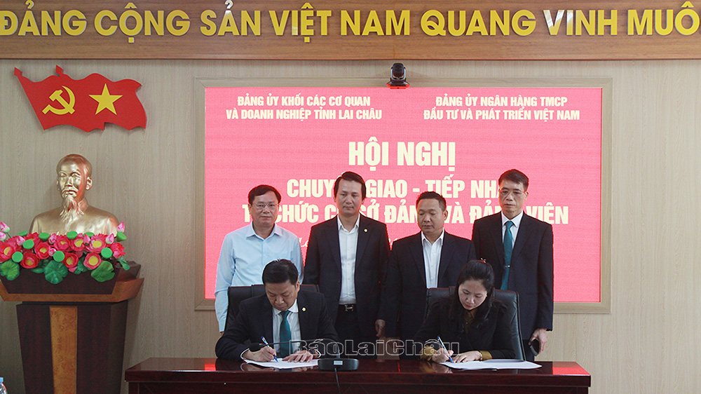 Lễ ký chuyển giao tổ chức cơ sở đảng và đảng viên giữa Đảng ủy Khối các cơ quan và Doanh nghiệp tỉnh với Đảng ủy Ngân hàng BIDV Việt Nam.