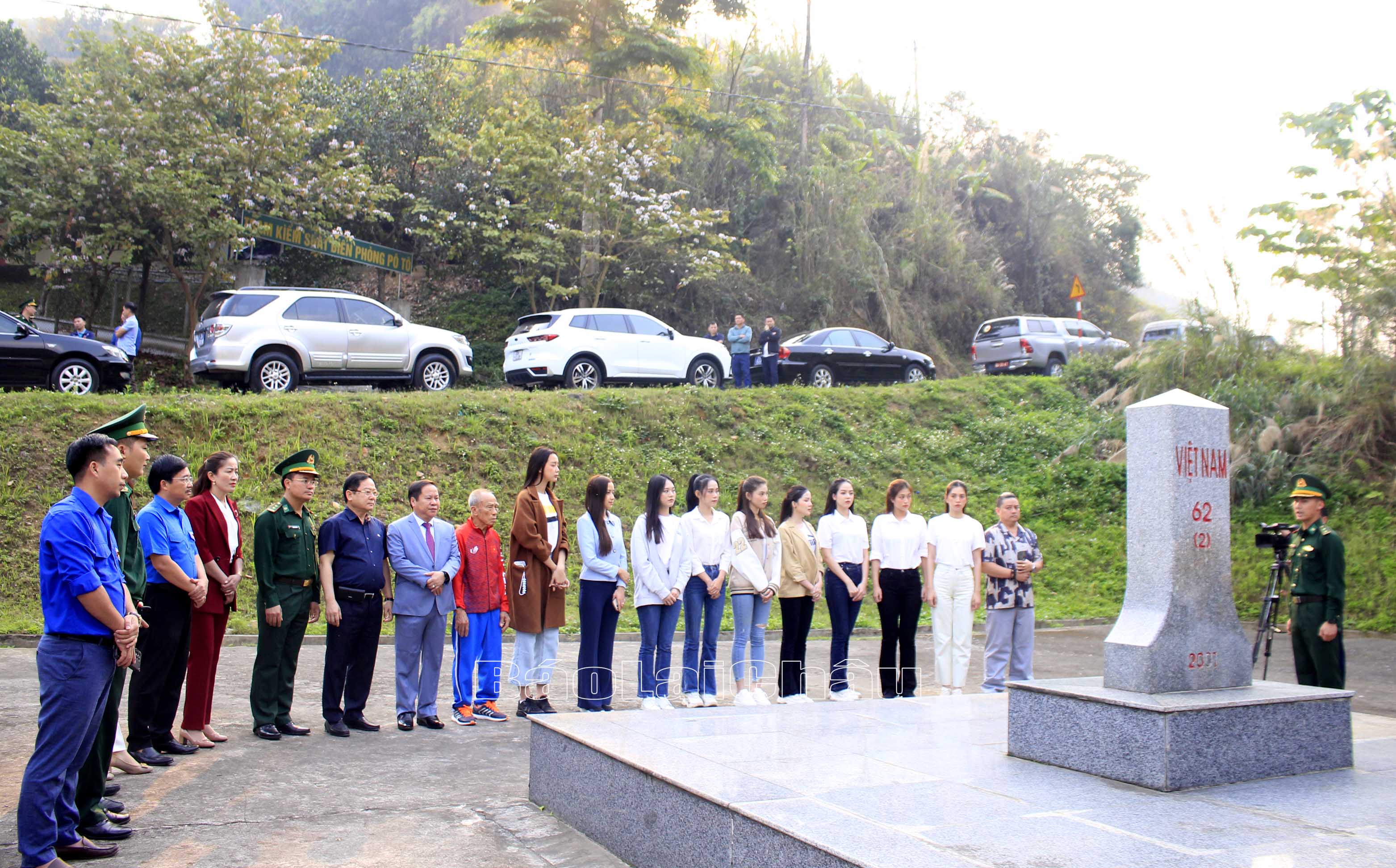 Ban tổ chức Tiền Phong Marathon lần thứ 64 năm 2023 cùng các hoa hậu Việt Nam, vận động viên tiêu biểu thăm cột mốc 62 (2) tại bản Pô Tô, xã Huổi Luông. 