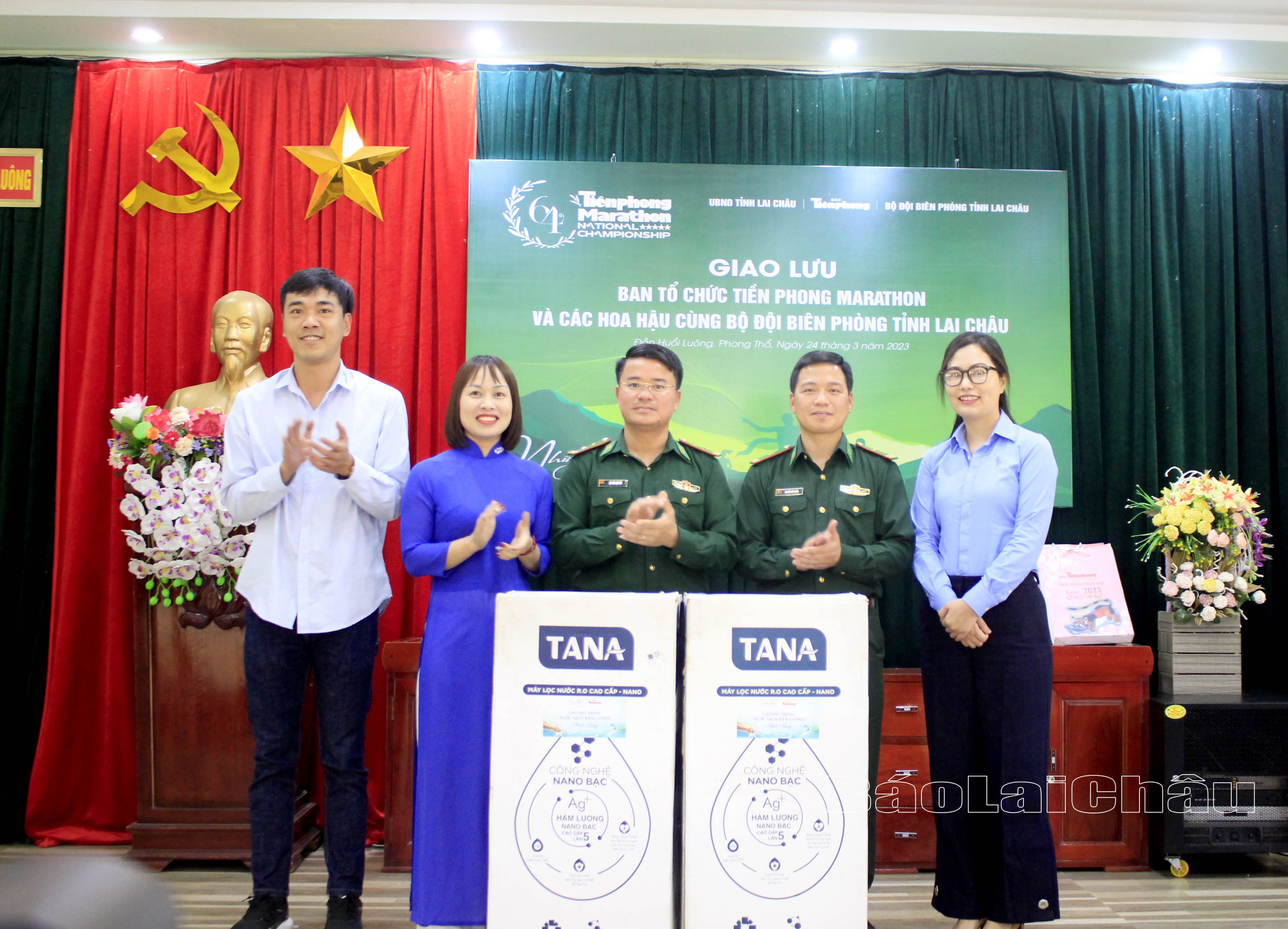 Đại diện tập đoàn Tân á Đại Thành tặng máy lọc nước cho Đồn Biên phòng Huổi Luông và Trường Phổ thông Dân tộc bán trú THCS xã Huổi Luông. 