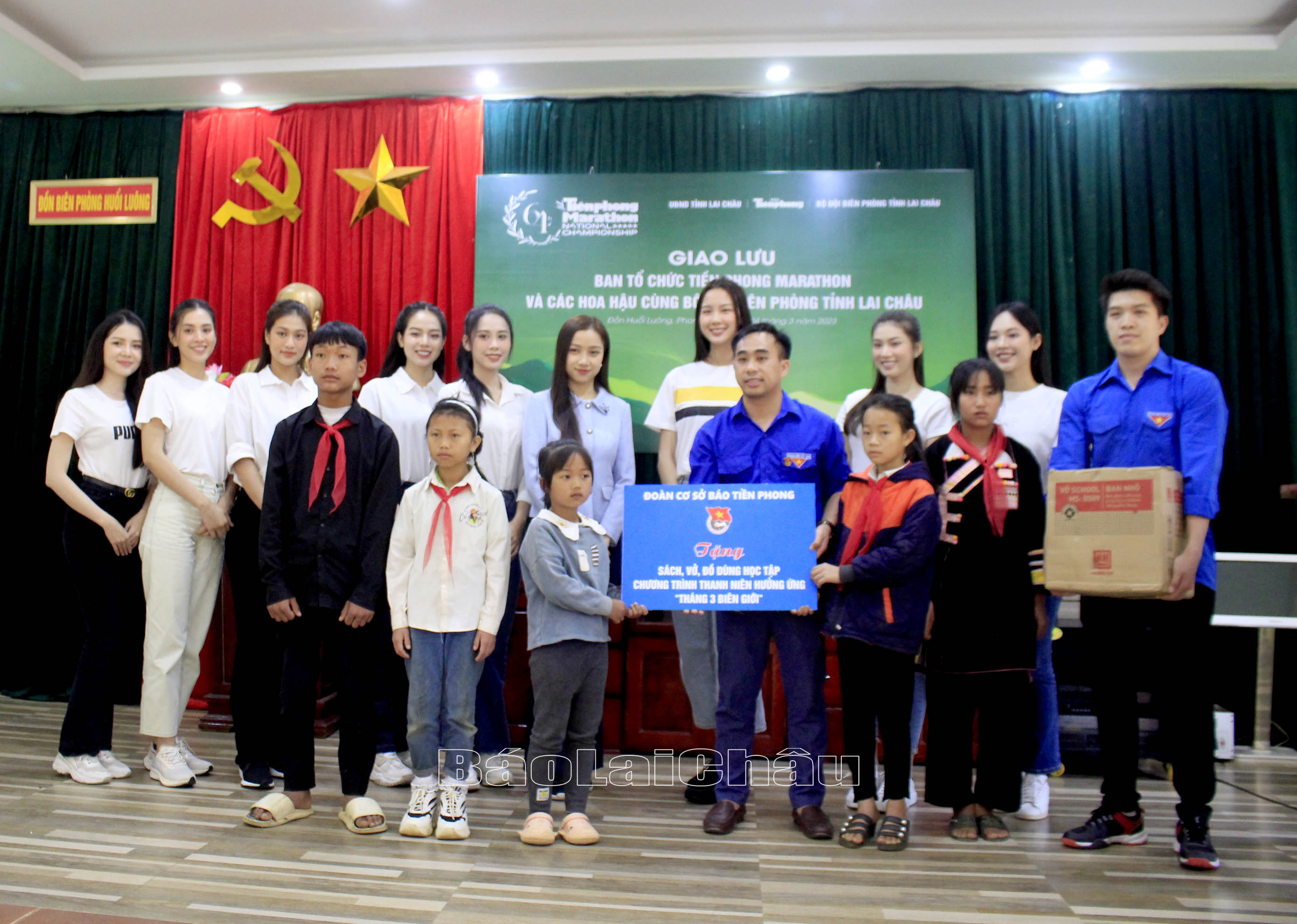 Đoàn thanh niên Báo Tiền Phong tặng quà cho học sinh trong chương trình “Nâng bước em đến trường”. 