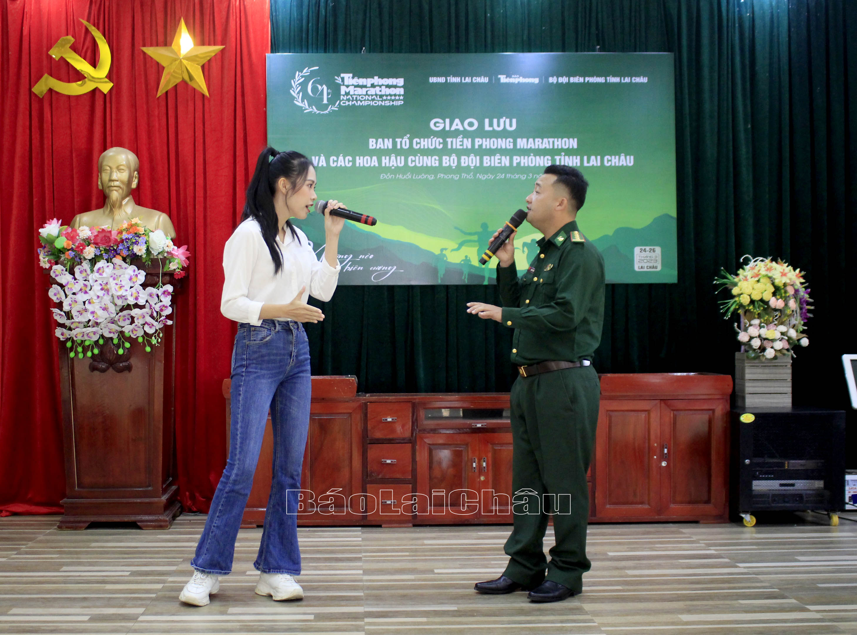 Á hậu Việt Nam 2022 Lê Nguyễn Ngọc Hằng hát giao lưu cùng cán bộ Đồn Biên phòng Huổi Luông.