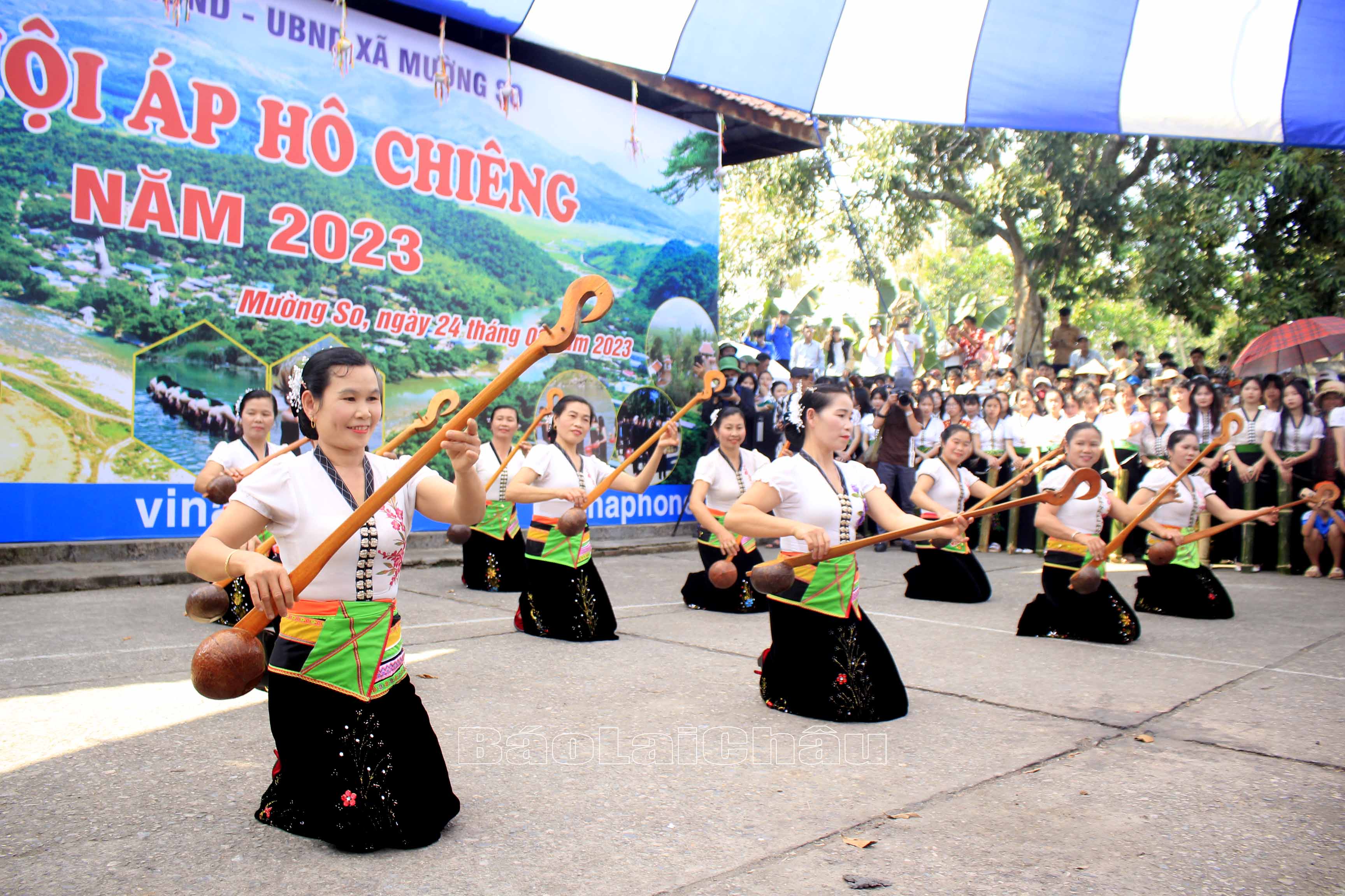 Tiết mục múa đàn của đội văn nghệ bản Vàng Pheo biểu diễn chào mừng đoàn Hoa hậu, Á hậu Việt Nam về dự lễ hội Áp hô Chiêng. 