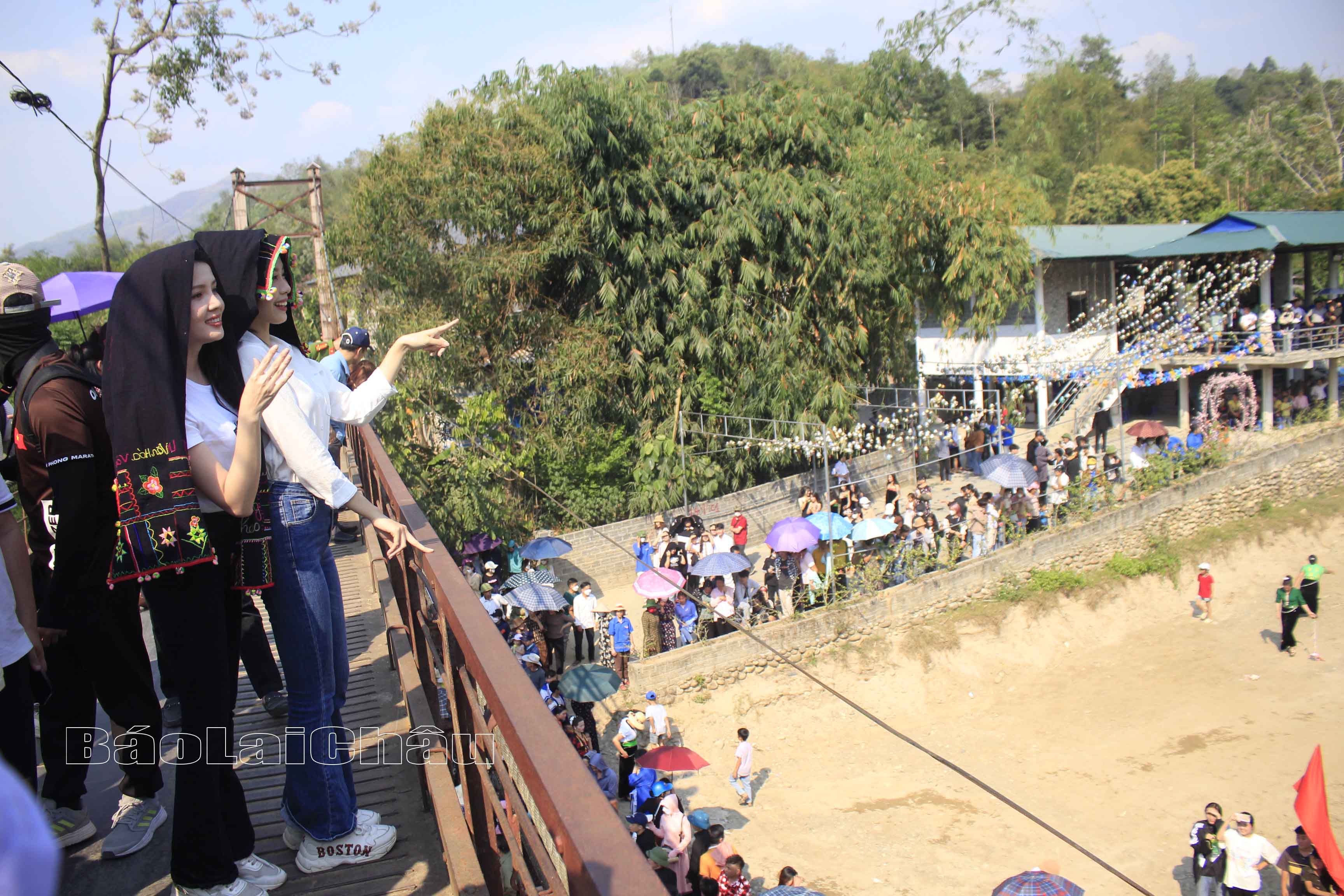 Các Hoa hậu, Á hậu Việt Nam thích thú khi được ngắm nhìn các hoạt động có trong lễ hội Áp hô chiêng từ trên cầu treo xuống. 
