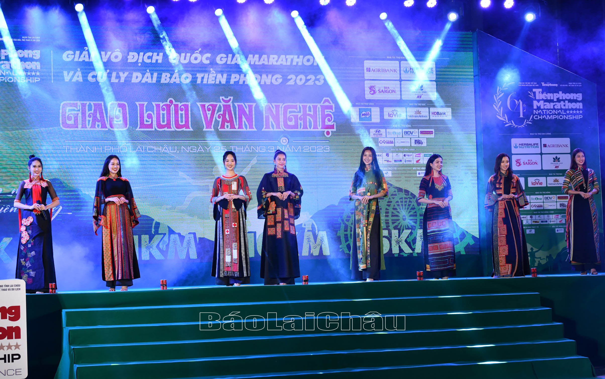 Các Hoa hậu, Á hậu trình diễn trang phục áo dài truyền thống các dân tộc vùng cao của Nhà thiết kế Lan Hương. 