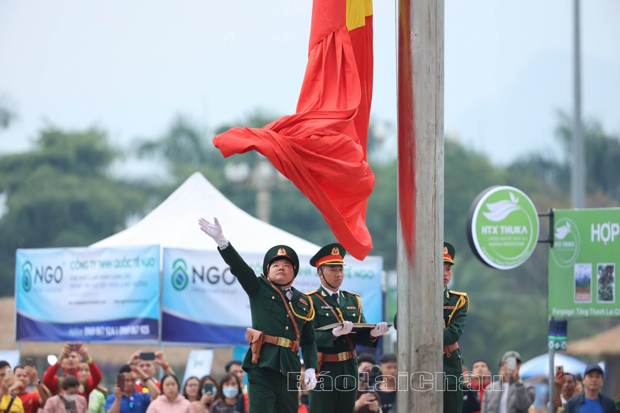 Ngay sau hiệu lệnh chào cờ, tiếng hát Quốc ca Việt Nam vang lên rộn rã, hào hùng, lá cờ Tổ quốc được chiến sỹ đội Hồng kỳ dần thả ra. 