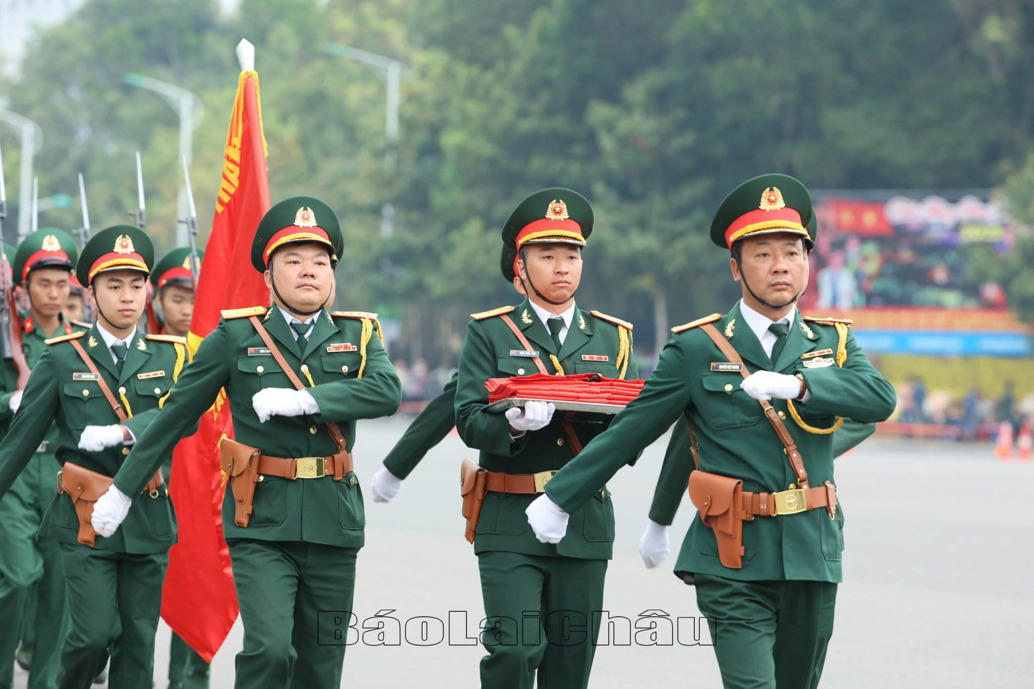 Nghi thức thượng cờ Tổ quốc - Quốc kỳ Việt Nam được thực hiện bởi lực lượng vũ trang của tỉnh Lai Châu.