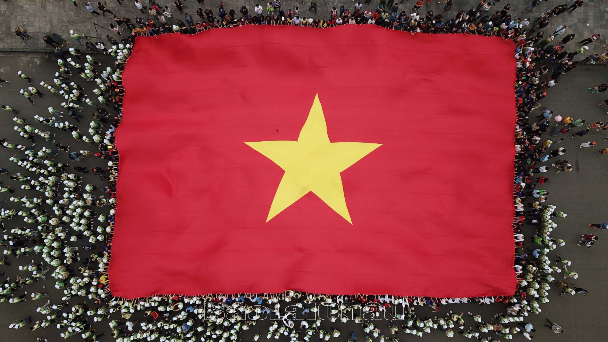Hình ảnh lá cờ Tổ quốc 540m2 được trải rộng trên Quảng trường Nhân dân tỉnh Lai Châu. 
