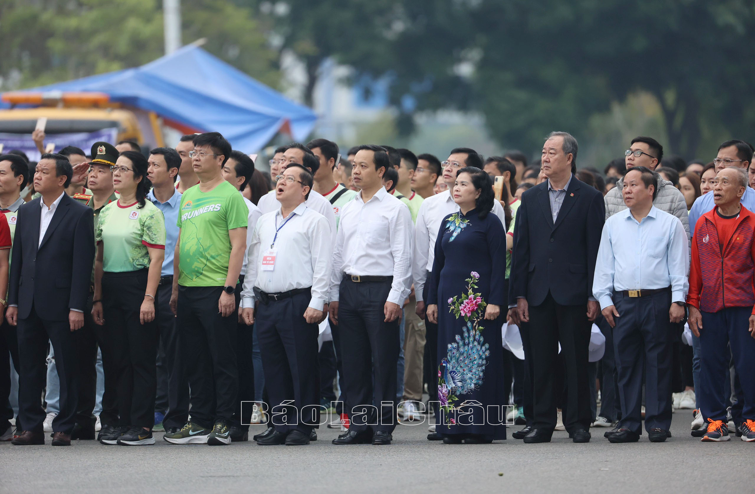 Các đại biểu hát Quốc ca, thực hiện nghi thức chào cờ.