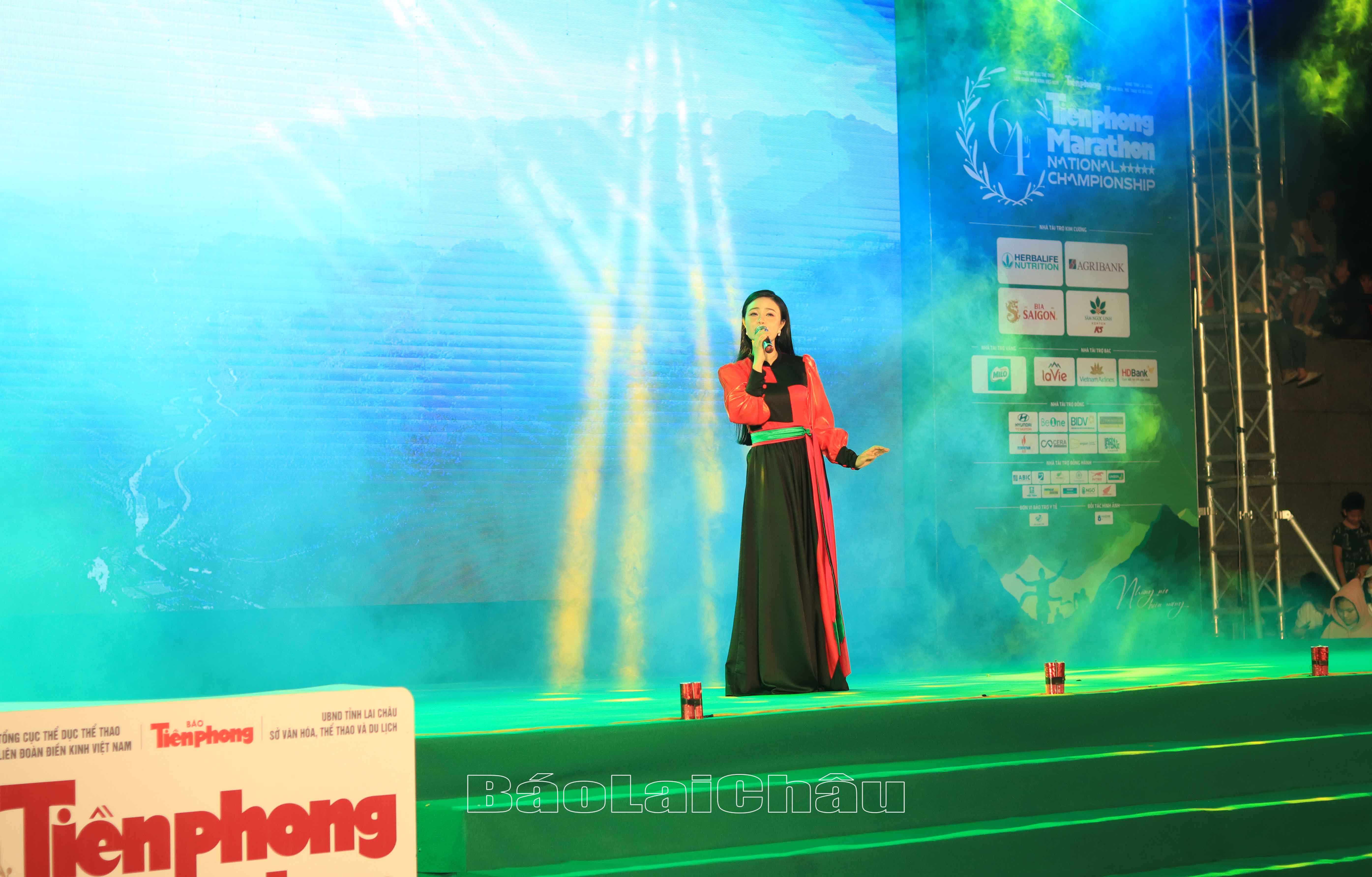Ca sĩ Lương Hải Yến - Quán quân Sao mai điểm hẹn 2019 biểu diễn tại Chương trình nghệ thuật. 