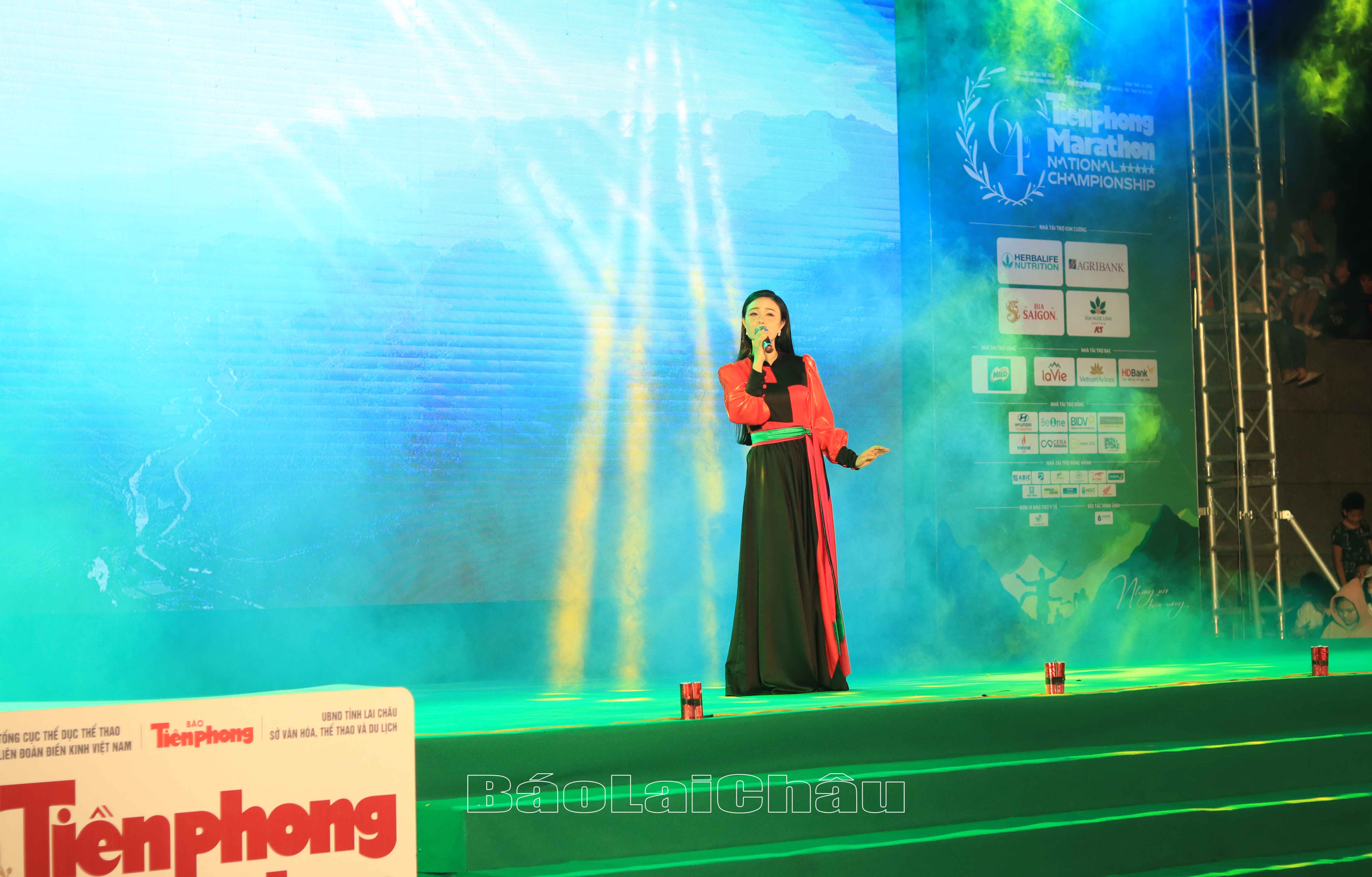 Ca sĩ Lương Hải Yến - Quán quân Sao mai điểm hẹn 2019 biểu diễn tại Chương trình nghệ thuật. 